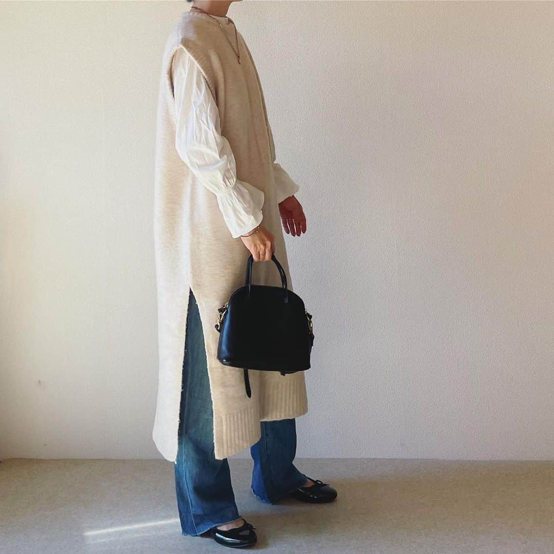 canariaのインスタグラム：「_  気温も下がって、 ニットが楽しい季節になってきました。  tops #canaria_style vest #zara denim #lowrysfarm  shoes #amiami bag #hayni necklace #zara  #アラフィフファッション #カジュアルコーデ #50代ファッション #デニムスタイル #canariacoordinates」