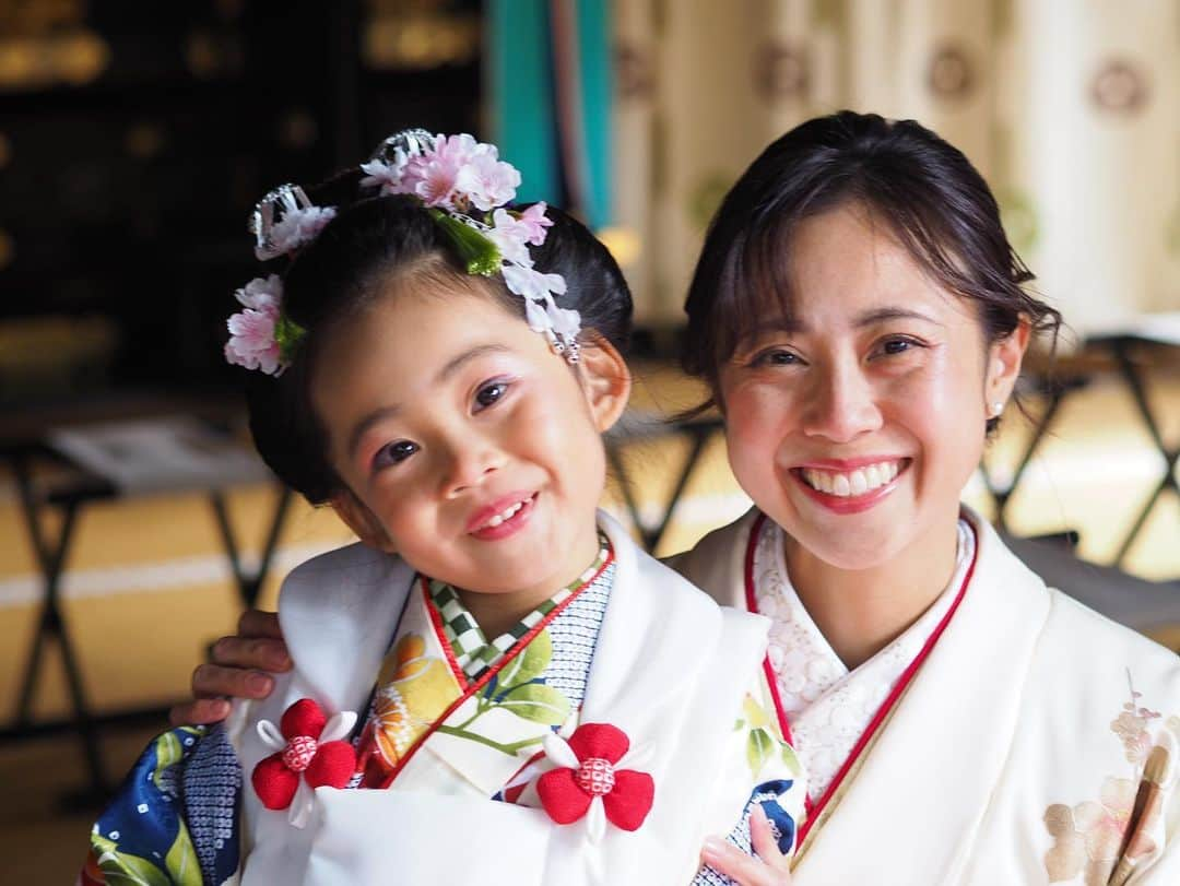 小川あゆ美さんのインスタグラム写真 - (小川あゆ美Instagram)「東照宮で七五三ご祈祷していただきました。 去年肝心な所で風邪引かれてしまったり、着付の予約でできていなかったので。  日本髪も練習できたので、念願の娘の髪も結ってあげられました🥹 お飾りは桜のシルクフラワーとビラかんで。 ちんころも染め替えました。  満足🤤 ただ、朝から全員の着付とヘアメイクで、なかなかのハードワークでした🤢  そして、ありがたい事にあちこちでお祝いの言葉かけて頂いたり、 外国人観光客の方から褒めていただきフォトセッションタイムになったり。 娘の成長やおとぼけに、本当楽しい1日でした。  #日光東照宮 #東照宮 #nikkotoshogu #toshogushrine #新日本髪 #七五三 #七五三ヘア #753ceremony #kimonogirl #nihongami #3歳日本髪 #日本髪ができる店 #3歳七五三女の子 #実は4歳 #着付 #やってて良かった #山野流着装教室 #あゆみ着付教室   (朝のスケジュールがタイト過ぎて、焦って自分の襟合わせが納得が行かなかったの🤫大目に見てね)」11月14日 18時33分 - ayumi_2192