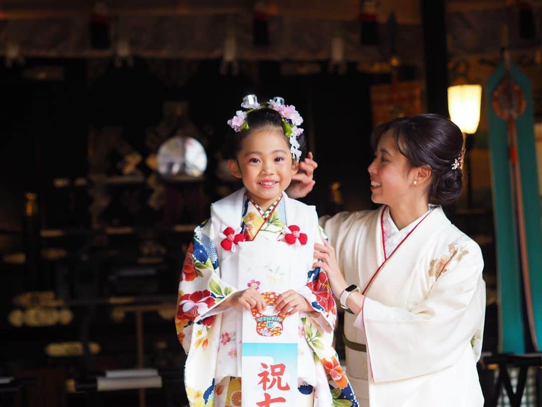 小川あゆ美のインスタグラム：「東照宮で七五三ご祈祷していただきました。 去年肝心な所で風邪引かれてしまったり、着付の予約でできていなかったので。  日本髪も練習できたので、念願の娘の髪も結ってあげられました🥹 お飾りは桜のシルクフラワーとビラかんで。 ちんころも染め替えました。  満足🤤 ただ、朝から全員の着付とヘアメイクで、なかなかのハードワークでした🤢  そして、ありがたい事にあちこちでお祝いの言葉かけて頂いたり、 外国人観光客の方から褒めていただきフォトセッションタイムになったり。 娘の成長やおとぼけに、本当楽しい1日でした。  #日光東照宮 #東照宮 #nikkotoshogu #toshogushrine #新日本髪 #七五三 #七五三ヘア #753ceremony #kimonogirl #nihongami #3歳日本髪 #日本髪ができる店 #3歳七五三女の子 #実は4歳 #着付 #やってて良かった #山野流着装教室 #あゆみ着付教室   (朝のスケジュールがタイト過ぎて、焦って自分の襟合わせが納得が行かなかったの🤫大目に見てね)」