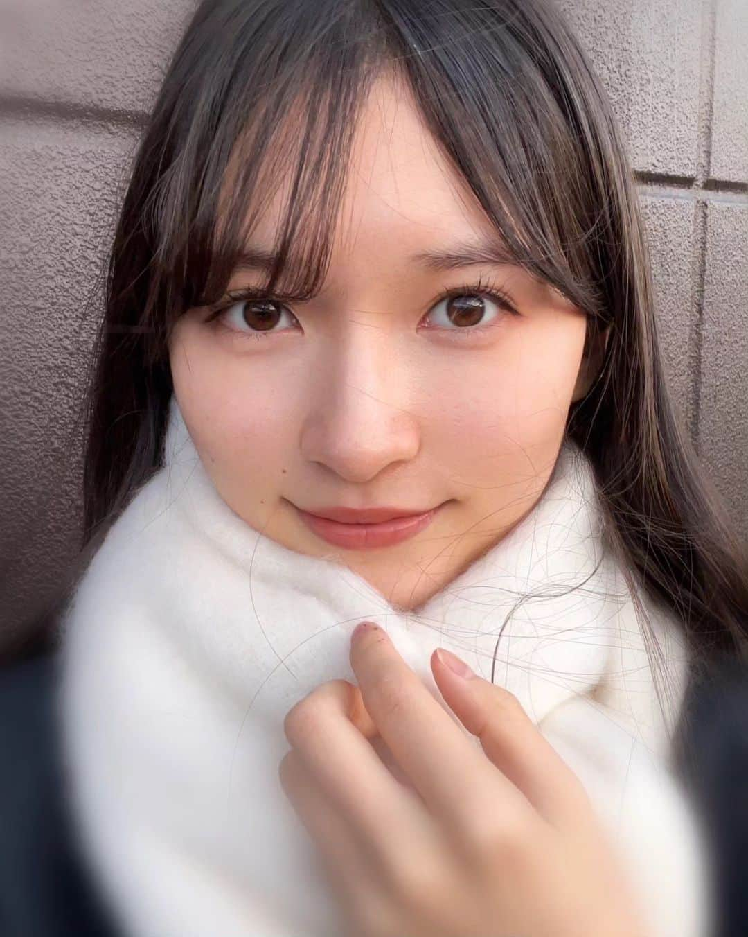 桧山ありすのインスタグラム：「最近寒すぎて、 今年もマフラーデビュー♡  寒くてちょっと体調崩しましたが復活しました！ 皆さんも気をつけてくださいね👍🏻  #桧山ありす #alice #fjk #jk1 #jk #07 #16歳 #高校生 #マフラー #chico」