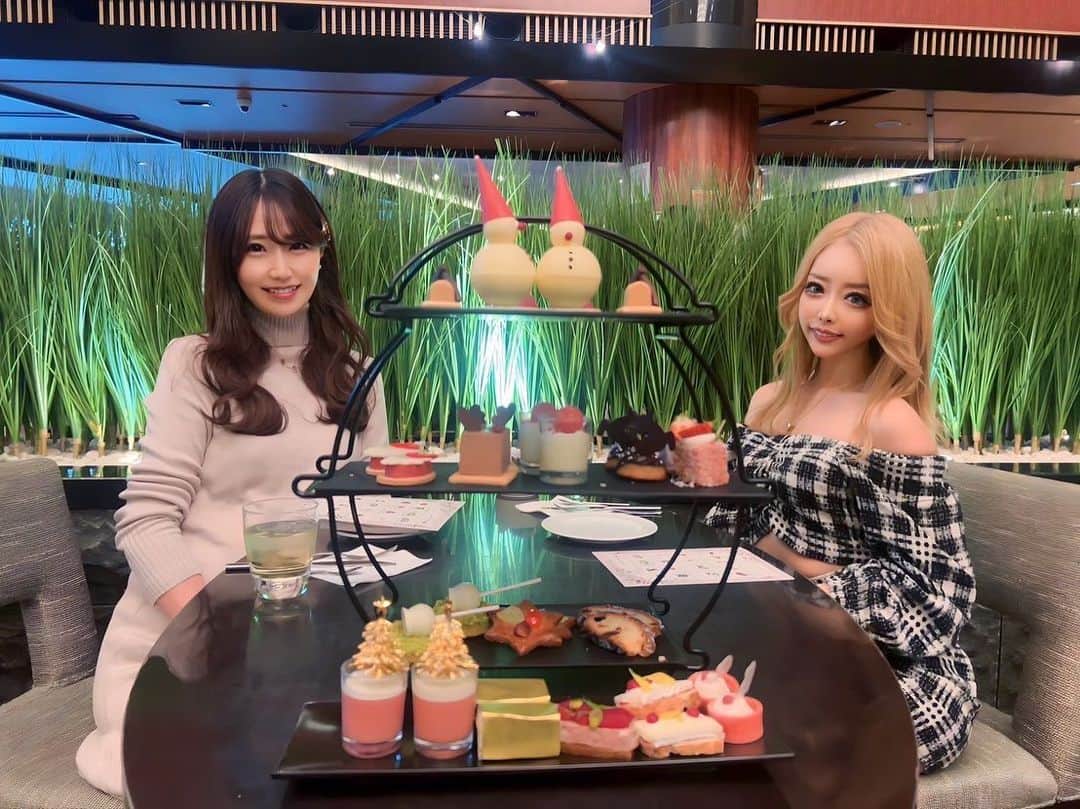 MIUのインスタグラム：「2023.11.12  はるみちゃんと月一の❣️❣️ 今回はクリスマスアフタヌーンティー🫖  量すごすぎた！ teaやcoffeeも沢山飲んで お腹いっぱいすぎた！  よく喋るから時間足りない！ また次回も会えるの楽しみにしてるー❤️  -アトリウムラウンジ ANAインターコンチネンタルホテル東京-」