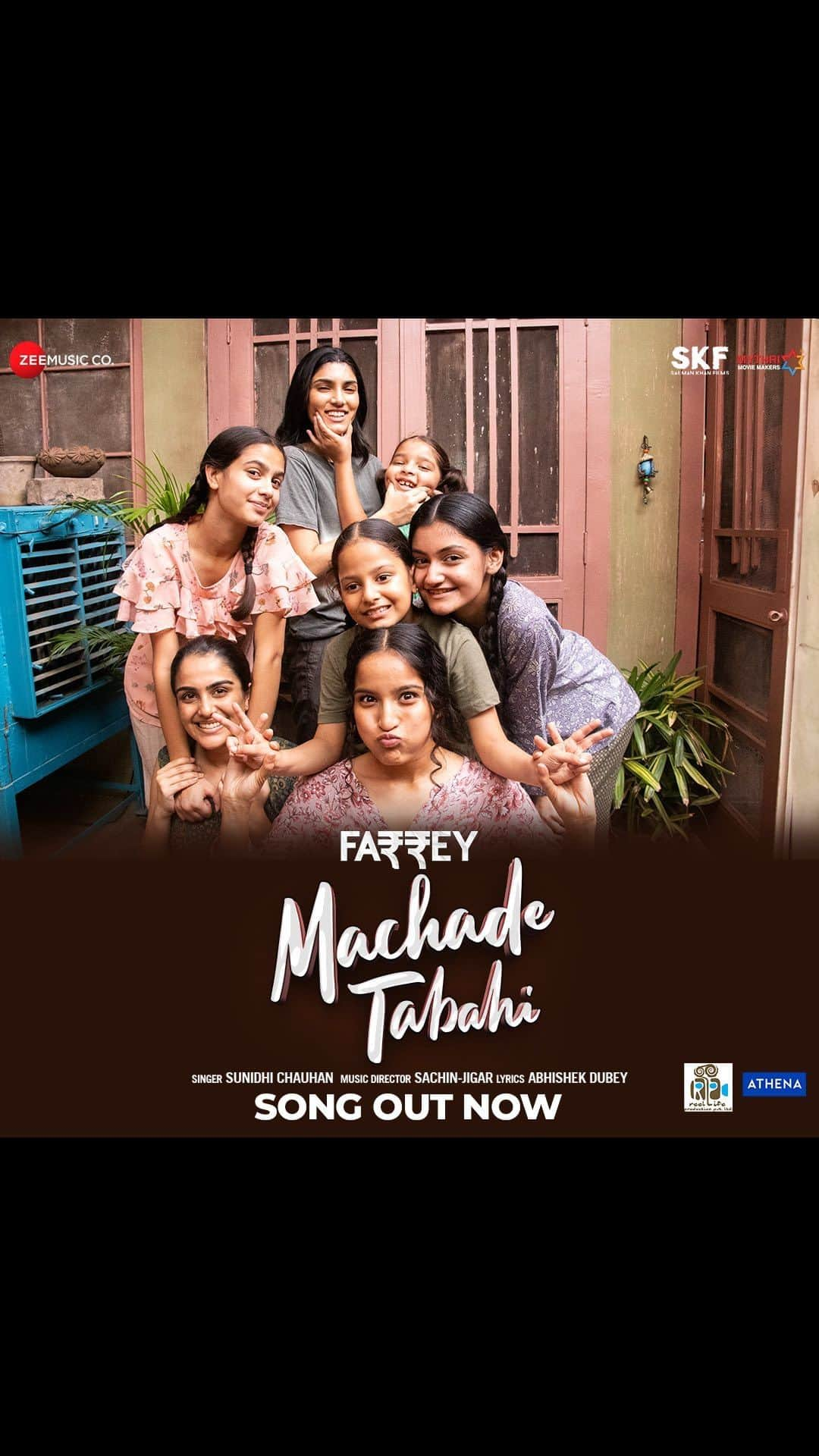 サルマン・カーンのインスタグラム：「Mach gayi hai Tabahi.. Aap bhi party join karlo!  #MachadeTabahi 💥 SONG OUT NOW!  @soumendra_padhi @alizehagnihotri @isahilmehta @zeynshaw @prasanna_bisht @ronitboseroy @juuhithesoniibabbar @yerneninaveen @atulreellife @nikhilnamit @sachinjigar @soulfulsachin @jigarsaraiya @sunidhichauhan5 @writerdubey @vijayganguly @sunirkheterpal @skfilmsofficial @mythriofficial @reellifeproduction @athenaenm @zeemusiccompany @castingchhabra @mukeshchhabracc @pvrpictures」