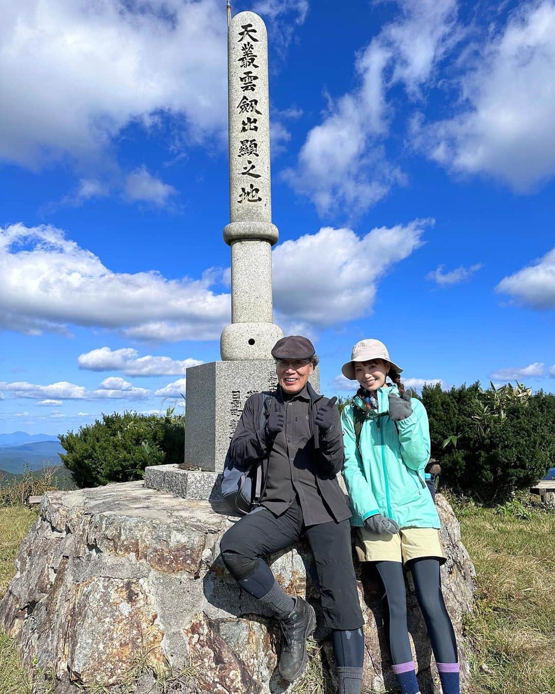 山根千佳さんのインスタグラム写真 - (山根千佳Instagram)「. . 明日の11月15日お昼12:20〜 NHK総合「にっぽん百低山」OA☀️  家族で大ファンの吉田類さんと 船通山に登ってきました！！！！！  (ずっと観ていた番組だったので 本当にお会いできて嬉しかったのです)  父の趣味が登山なので、 幼い頃は大山に一緒に登っていたのですが… 今回はかなり久しぶりの運動となりました。笑  スサノオノミコトが八岐大蛇を退治した 神話の舞台となっている場所！！！！  私もOAがすごく楽しみです🏃‍♂️  是非ご覧ください☺️  本日も大相撲ブログ更新します🌼 . . #吉田類 さん #にっぽん百低山 #nhk  #船通山 #船通山登山 #船通山山頂 #絶景  #登山 #登山女子 #登山好きな人と繋がりたい  #登山好き #山登り #山登り好きな人と繋がりたい  #登山コーデ #登山部 #山登り初心者 #山根千佳」11月14日 18時33分 - yamane_chika