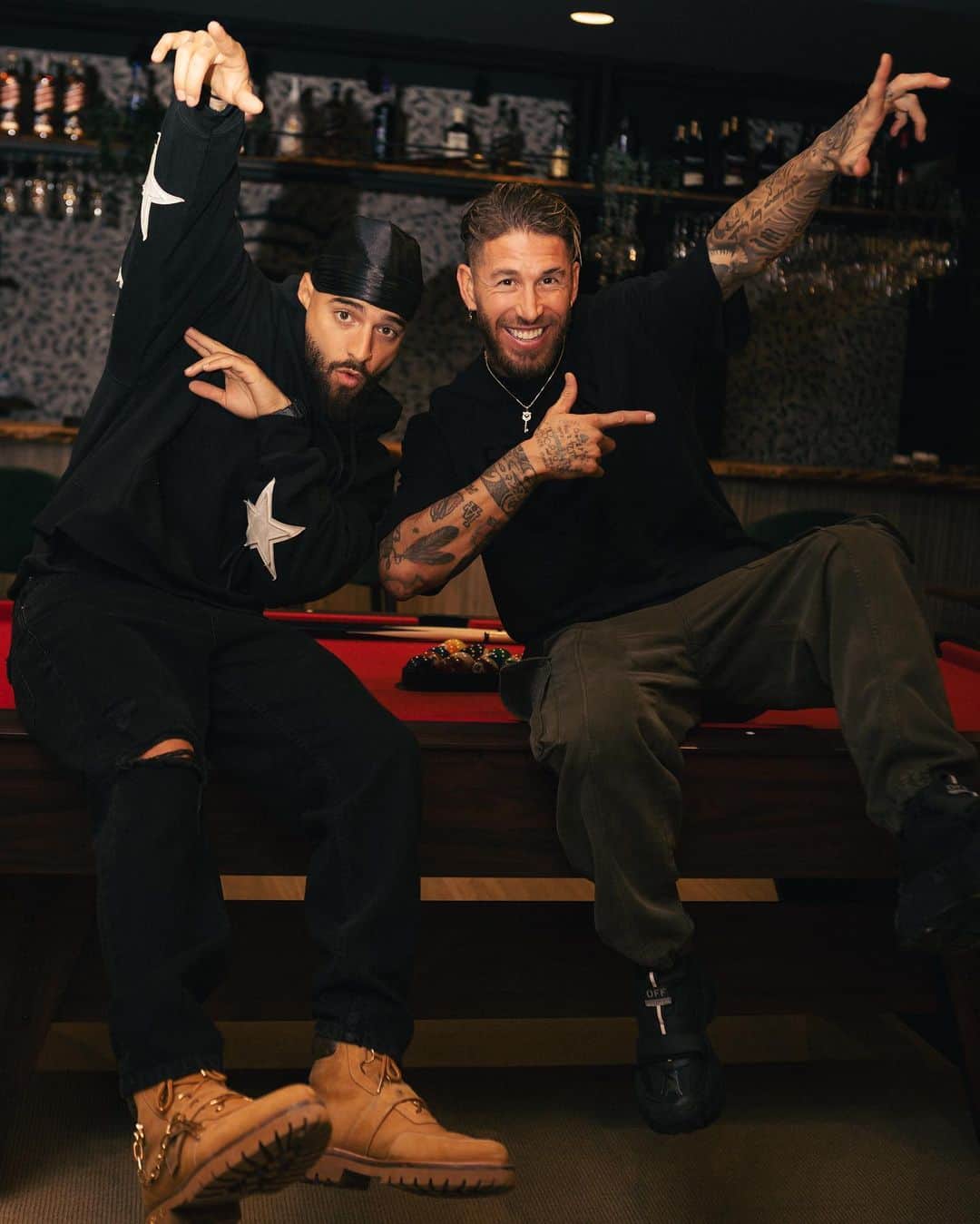 セルヒオ・ラモスのインスタグラム：「Mi casa es tu casa, brother!! Por muchos ratitos más de charlas y momentos, @maluma. #familia」