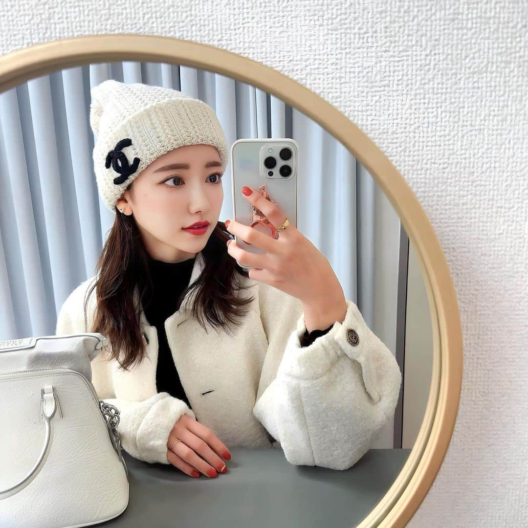 RISAのインスタグラム：「こんばんは💫  . 週末くらいから急に寒くて🌨️ 慌てて冬服出しておnewのニット帽かぶってみた🤍  . その日に久しぶりに眉毛サロンに行ってきました👀✨  . メイクとかするの好きだけど、眉毛の手入れをするのは 結構難しいし自分でやると形も左右対称にならなかったり 悩みが多い部分🥺💦  . 昔やったアートメイクも少し残ってたので、 アートメイクの線に合わせて形は並行眉にしてもらって 毛量が多くて濃く見える眉が悩みだったから 間抜きもお願いして毛量を調節して頂きました💖  . 仕上がりはフワッとした抜け感のある眉毛に✨ 優しい印象の眉になったので大満足です🥹💖  . Wax中、熱く無いですか〜？痛く無いですか〜？ って話ながら施術してくれるので怖く無かったよ〜🥰  . メイク無しだと30分くらいで終わっちゃうので 忙しい男性にもオススメサロンです✨✨✨  .  @eyebrow_im  #眉サロン  #眉サロン恵比寿 #アイブロウワックス  #アイブロウワックス恵比寿 #pr」