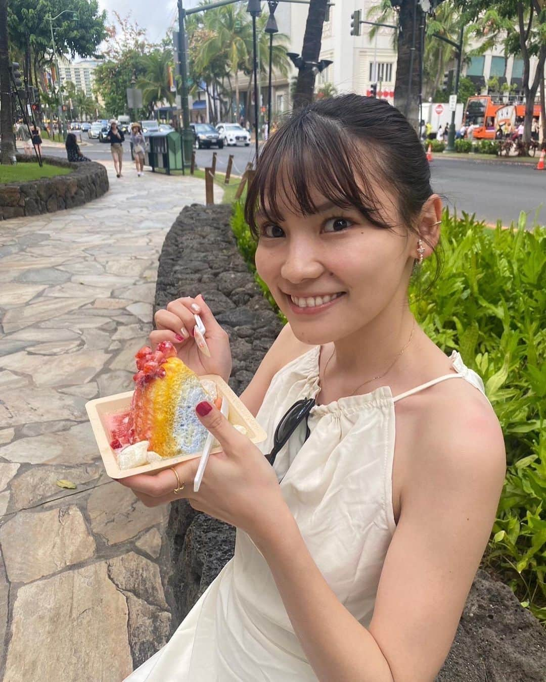 森田絵美のインスタグラム：「. 誕生日をむかえ 齢を重ねました🥳 大はしゃぎできる年齢でもなくなりましたが、、、 ラスト20代もポジティブに過ごしたいと思います‼️ . 写真は1ヶ月前のHawaiiのものを、、、🌺 1枚目のかき氷、求肥が入ってたりしてめっちゃ美味しかった🤤 . 2枚目、ハレクラニホテルのOrchidsでディナー🍽️ 円安で撃沈しました😕 でも、料理と雰囲気は最高でした！😚 . 3枚目は洋服〜👗 リゾートワンピースが欲しくて SHEINで1500円？とかでした！😉腰の部分があいてて日本ではなかなか着られませんが海外ならいいよね🥳🌺 . また行けるようにお仕事頑張ります！！！そして英語も頑張ります！！ . #hawaii #waikiki #ハワイ旅行 #ワイキキビーチ #ワイキキグルメ #カラカウア通り #halekulani #orchids」