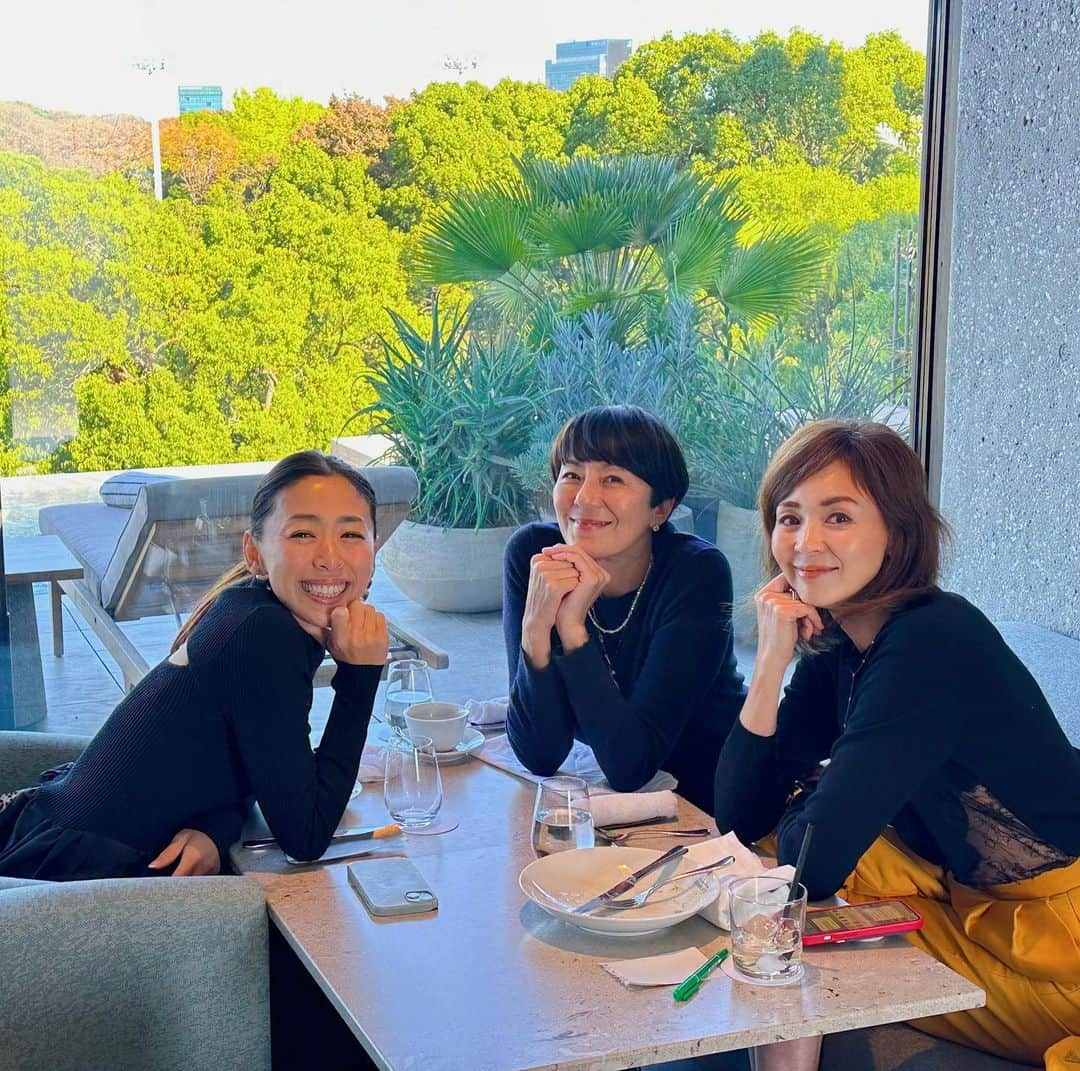 野沢和香さんのインスタグラム写真 - (野沢和香Instagram)「Lunch meeting🤍 パワフルで話してるだけでポジティブになれるお2人　@rikaco_official  @shiho_style  catch upしながらこれからのワクワクする話をしました♪」11月14日 18時25分 - wakanozawa