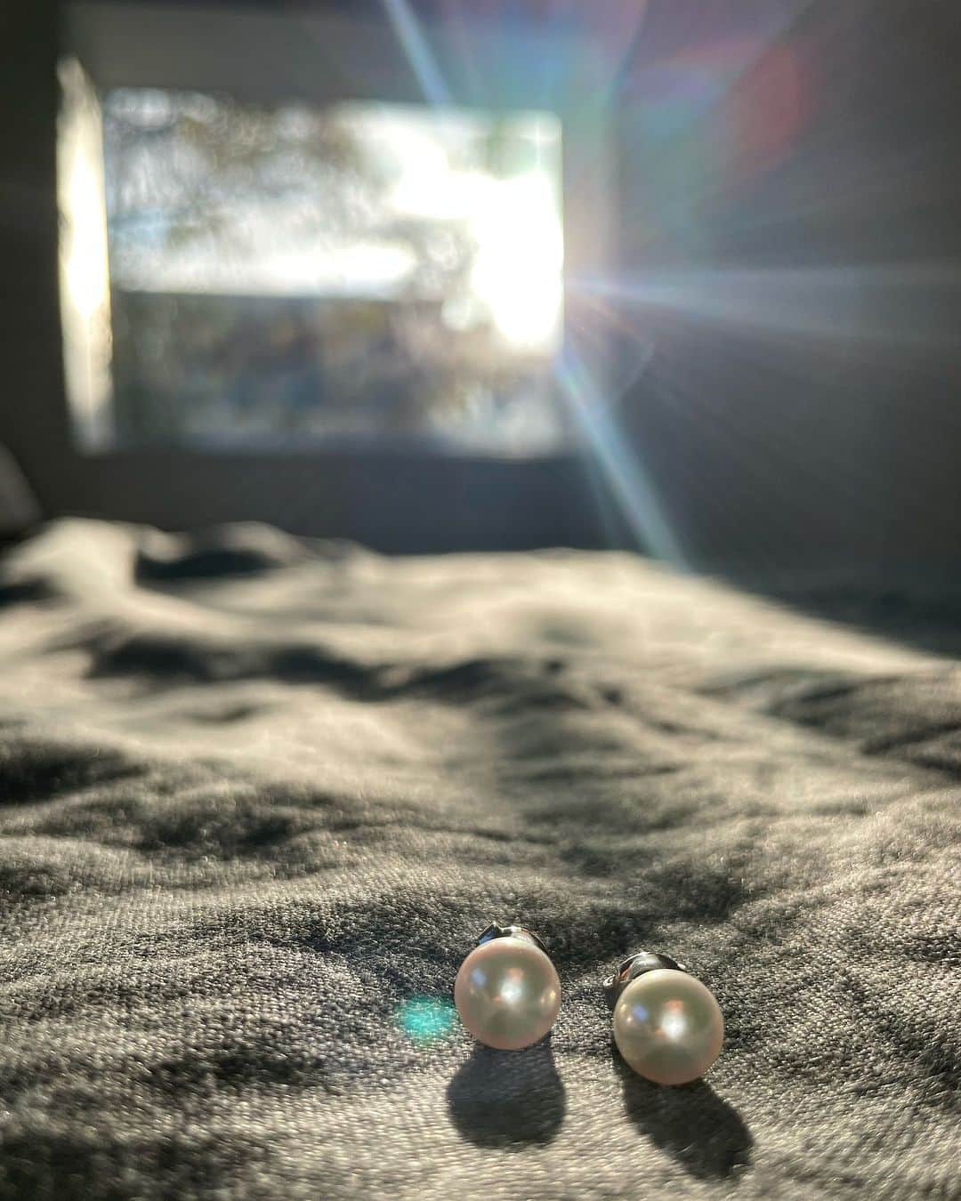有末麻祐子のインスタグラム：「数年前に友達たちからもらった誕生日プレゼント。 @official_mikimoto のパールのピアス😌 ミキモトのパールだなんて、おばあちゃんになっても付けられるよね。 大切にしてるアクセサリーのひとつ😉」