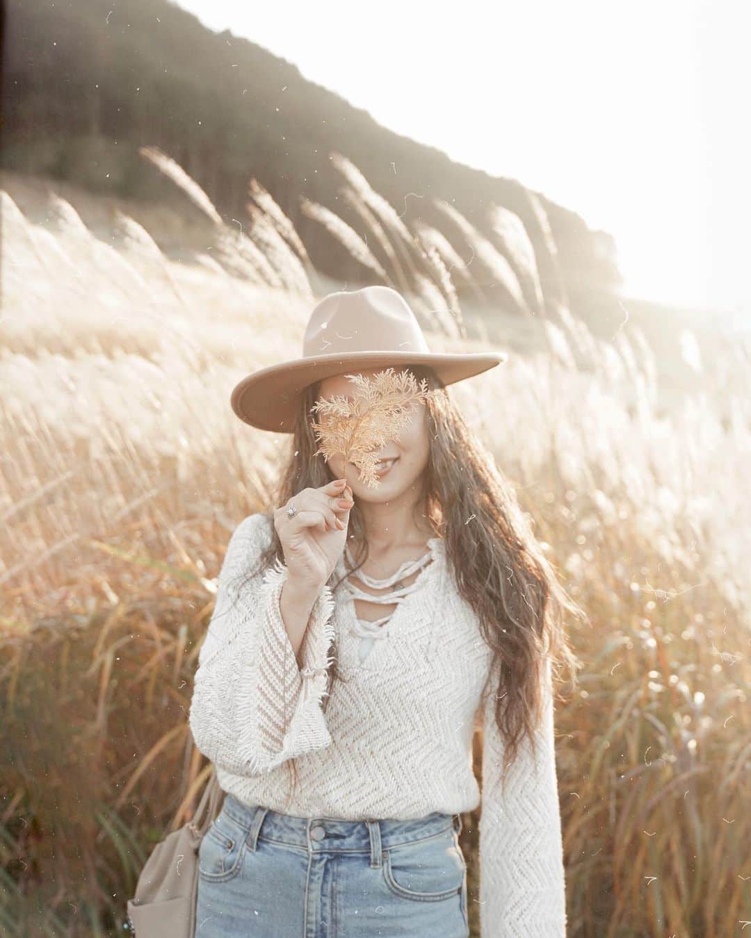 KONDOUMIYUのインスタグラム：「⁡ ⁡ ⁡ 久々の箱根で大好きなすすき 🌾 ⁡ 全体的に綺麗に色付いてて とっても素敵だった〜 🫶🏽🤍 ⁡ 良い写真が多くて近藤さんだらけ 👩🏼‍🦱笑 ⁡ ⁡ ⁡」