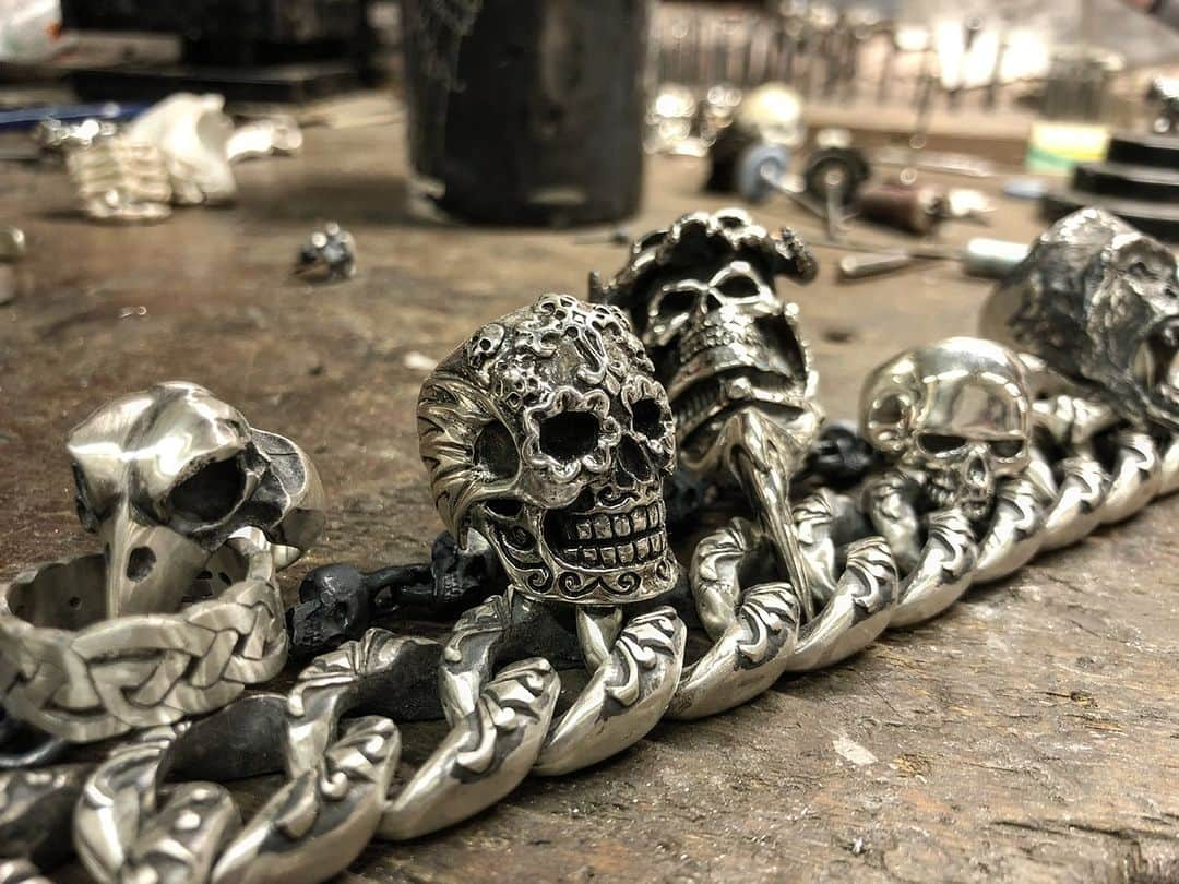 クレイジーピッグのインスタグラム：「1200+ designs handmade in store at our Covent Garden shop 🔥  . . . . . #jewellery #present #Christmas #luxury #gift #sterling #silver #metal #gothic #skull #chain」