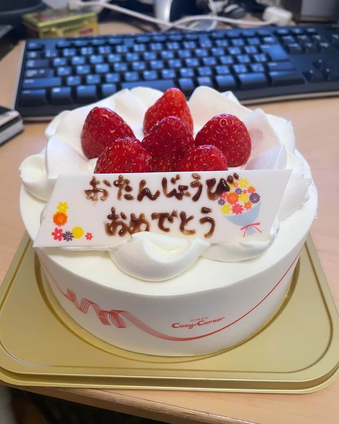三吉ツカサのインスタグラム：「事務所ミーティングで祝ってもらったー！ #４３さい」