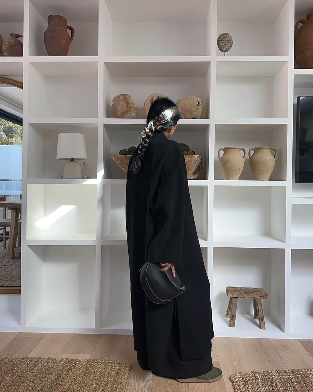 バネッサ・ブリューノさんのインスタグラム写真 - (バネッサ・ブリューノInstagram)「Women We Love | @Monikh stays cool and cozy during the winter months as she embraces quiet luxury with our Bachir coat and Daily bag.    #vanessabruno」11月15日 1時30分 - vanessabruno