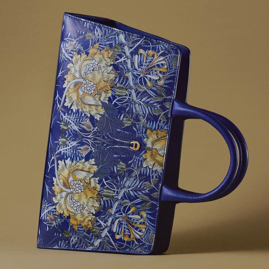 アイグナーさんのインスタグラム写真 - (アイグナーInstagram)「Seen on the #AIGNERSS24 runway, the #AIGNER Cybill bag is reimagined with a floral pattern inspired by the works of William Morris. Discover the latest accessories at aignermunich.com and in stores.」11月14日 18時33分 - aignermunich