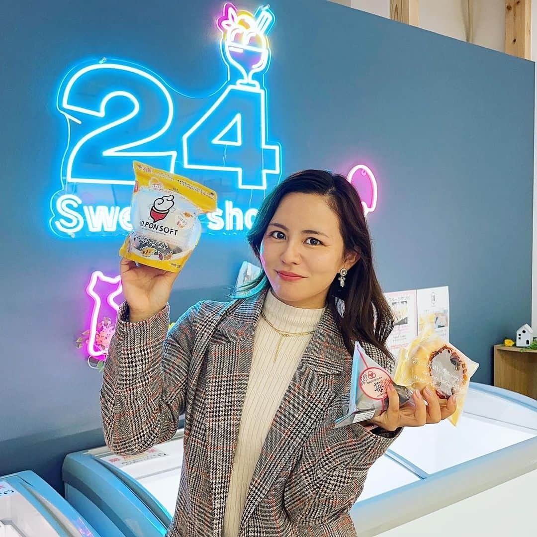 遊佐ちえみのインスタグラム：「🍰🍫🍦🫶  📍24 Sweets shop 浜松原島店  全国展開する24時間無人営業の スイーツショップ💜  浜松にもオープンしました！！👍  本格的なスイーツが90種類！！  可愛い商品が沢山あって目移りしちゃう😋  早朝でも、夜中でも、『今食べたい』を 叶えてくれる夢のようなお店🐰💜  ※大人気のため売り切れも多いです！  ショップの公式Instagramで入荷情報など アップしているのでぜひご覧下さい✨ ↓ @24sweetsshop_hamamatsu   今回ゲット出来なかったものは 次回のお楽しみに🤗  #PR #24sweetsshop #浜松 #原島 #浜松スイーツ #24時間無人販売所  #24時間スイーツ専門店 #スイーツ女子 #韓国スイーツ #トゥンカロン  #海の湖HAMANAジェンヌ  #hamamatsu」