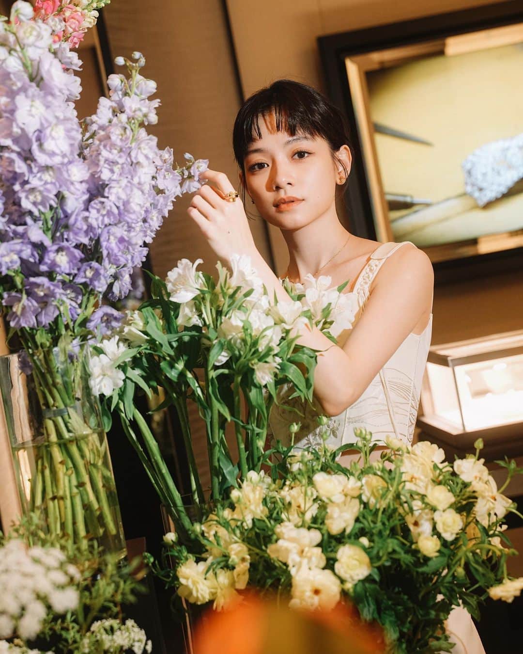 ヤオ・アイニンのインスタグラム：「Van Cleef & Arpels 高雄巨蛋開幕了✨  很久沒回高雄，剛好趁著VCA開幕回去走走，不知道是不是太久沒走進漢神巨蛋，覺得精品店面好大，新開幕的VCA櫃位以法式寓所的設計風格展現沈穩優雅氣息，逛起來溫馨舒適，真想躺進vip room 睡一覺 (˶‾᷄ ⁻̫ ‾᷅˵)  VCA常常以自然為元素設計來設計珠寶，有著細緻靈動的氣息，翻看著品牌書搭配上店裡滿滿的鮮花，是逛珠寶的快樂體驗🍀  #VanCleefArpels @vancleefarpels」