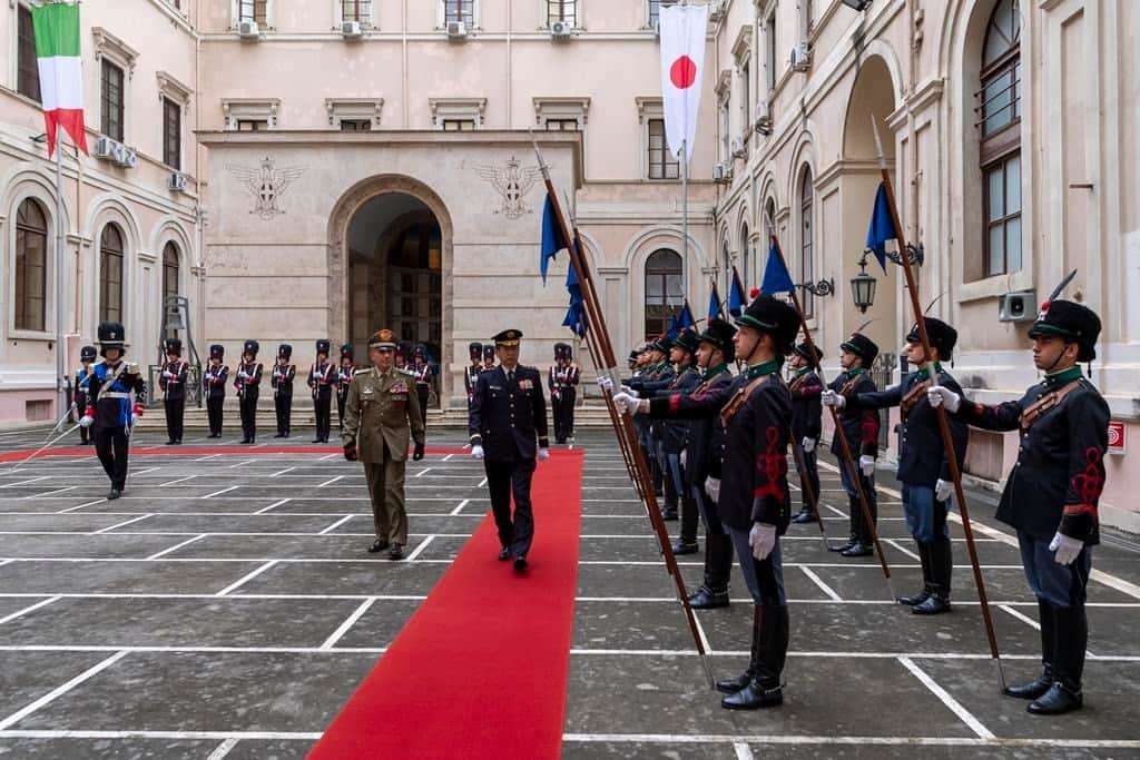 陸上自衛隊のインスタグラム：「１１月９日（木）～１０日（金）の間、森下陸幕長は陸幕長として４１年ぶりにイタリアを訪問しました。 今次訪問では、カンポレアーレ陸上部隊指揮官、ザウネル陸軍参謀副長等と懇談を行い、厳しい安全保障環境の中、法の支配に基づく国際秩序の維持のため、日伊の連携が重要であるとの認識で一致するとともに、日伊陸軍種ハイレベル間の信頼関係を構築しました。また、部隊訪問を通じて相互理解を深めるとともに、急速に日伊防衛協力が深化する中、陸軍種間においても協力を推進していくことで一致しました。🇯🇵🇮🇹  GEN Morishita, Chief of Staff, JGSDF, visited Italy for the first time in 41 years as Japan’s CS on Nov. 9 and 10. During this visit, he had his first talks with Camporeale, Commander of the Operational Land Forces Command, and LTG Zauner, Army Deputy Chief of Staff. They agreed that JPN-ITA collaboration is vital to maintain international order based on the rule of law under severe strategic environment, and established the relations of trust b/w JGSDF and Italian Army top leaders. Also, they deepened mutual understanding through unit visits, and agreed on further cooperation b/w JGSDF and Italian Army, while JPN-ITA defense cooperation has been deepened rapidly. 🇯🇵🇮🇹  Da giovedì 9 a venerdì 10 novembre, il Capo di Stato Maggiore del Japan Ground Self-Defense Force, Gen. Morishita, ha visitato l‘Italia per la prima volta dopo 41 anni come Capo di Stato Maggiore del JGSDF. Durante la visita, ha incontrato il Comandante delle Forze Operative Terrestri, Gen. Camporeale, e il Sottocapo di Stato Maggiore dell’Esercito, Gen. Zauner e hanno avuto uno scambio di opinioni sulla comprensione reciproca del contesto strategico tra l’Italia e il Giappone. Hanno concordato sull‘importanza della cooperazione tra l’Italia e il Giappone per mantenere l‘ordine internazionale basato sullo stato di diritto in un contesto di sicurezza difficile, e hanno stabilito un rapporto di fiducia tra i vertici dell’Esercito italiano e del JGSDF. Hanno inoltre concordato di approfondire la conoscenza reciproca attraverso le visite alle unità e di promuovere la cooperazione nel loro settore nel contesto di un rapido approfondimento della cooperazione di difesa tra l’Italia e il Giappone.🇯🇵🇮🇹」