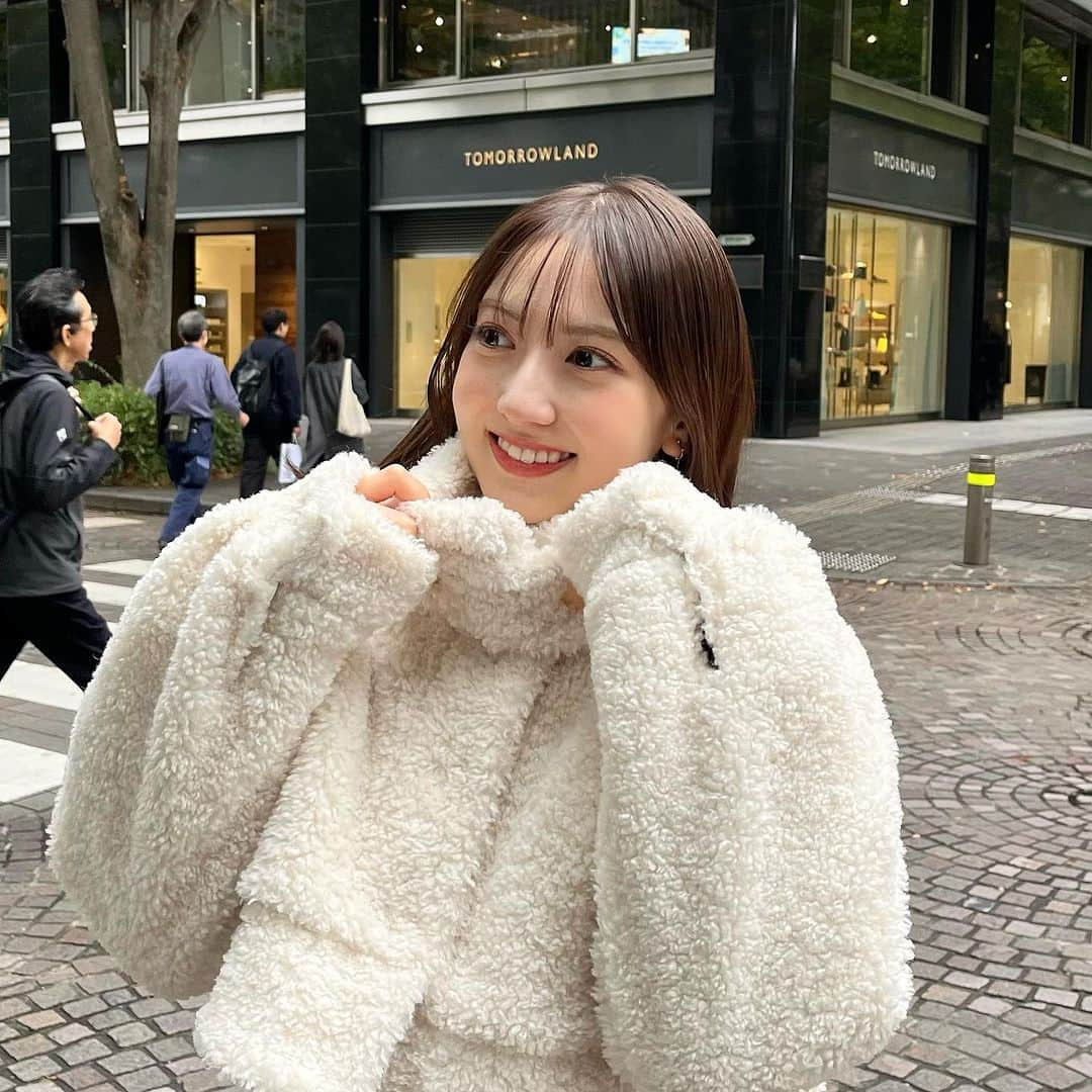 宮﨑葉苗さんのインスタグラム写真 - (宮﨑葉苗Instagram)「. 寒すぎてモコモコのアウター着た日❄️スタンドカラーにするとカジュアルにもなるし色んなコーデに合いそう♡下に詳細載せます！  新丸ビルに入ってるカフェが可愛くてマカロン食べた🎀  🏷♡ outer: #violetta tops: #snidel skirts: #lilybrown  shoes: #diana  #ボアコート#白アウター#アウターコーデ#ブラックコーデ#丸の内カフェ#丸の内ランチ#ボアジャケット#新丸ビル#東京カフェ巡り」11月14日 18時30分 - hanae_miyazaki