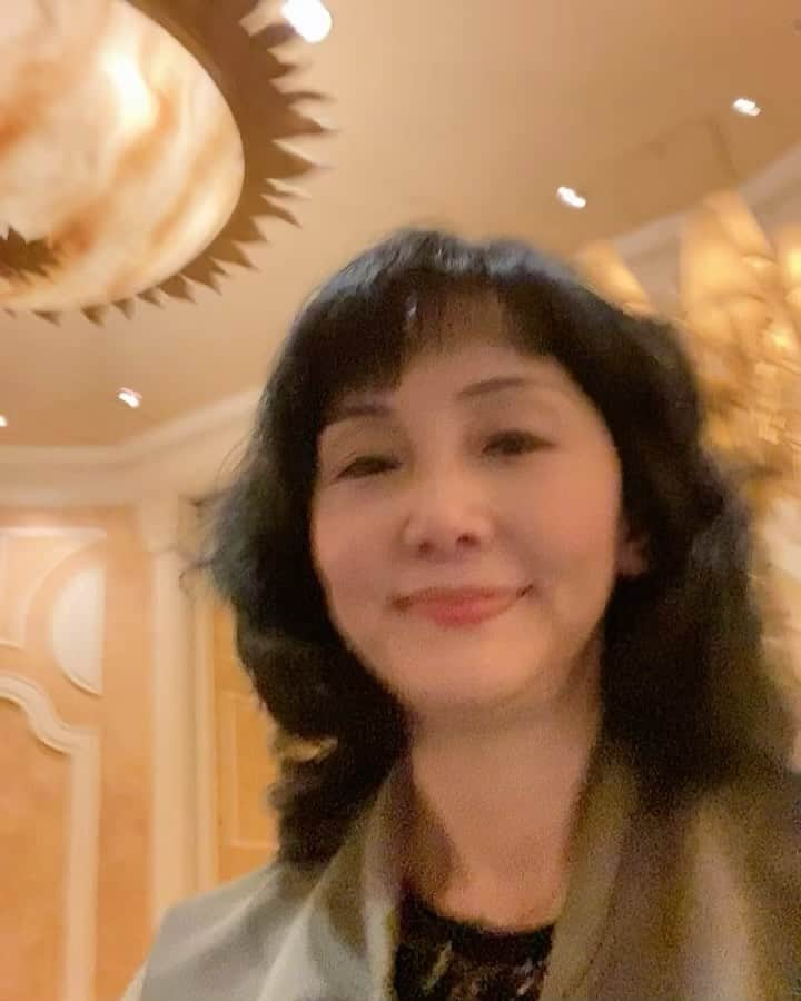 南果歩のインスタグラム：「ベガス2日目はゆっくり目覚めて #bellagiolasvegas #sadellescafe でブランチ🇺🇸 今日は気合いでショーを2本‼️‼️‼️  19時開演 #o シルクドソレイユ 1998年のベラージオホテルがオープンした時から続くショー。 特設の劇場が無ければ、こんな夢のような世界は表現できなかったはずだ。 演出の #フランコドラゴン が描くファンタジーを超えたファンタジー‼️ 水に纏わる夢を、想像を超えた身体能力を持ったパフォーマー達が演じる。 これは絶対にAIには代われない 正にライブ‼️肉体が躍動する感動がそこにある。 スタッフワークも素晴らしい‼️ 可動式の舞台は水に包まれたり、一瞬にして消えたり、形も変化していく。 生演奏のチェロやギターが登場するのもいい。 道化師とアクロバット、両極の世界がうまく構成されていて全く飽きさせない‼️ 思いっきりブランコで立ち漕ぎして、ダイブしたい衝動が湧き上がる‼️ 生きている喜びを分かち合うショーだ😊😊😊  2本目は、21時半開演シルクドソレイユの #ka を見ることに。　#bellagio から #mgmgrand までタクシーならあっという間だけど、今はF1前でどこも大渋滞💦車に乗るのは危険、ということで徒歩移動です。 19時からのショーが20時半に終わり、移動してKaのシアターに着いたのは開演の5分前‼️ 当日券で1番リーズナブルなチケットをゲットして入ると、日曜の21時半ということもあり、入りは2割にも満たない。これはパフォーマーにとっては非常に辛い💦 後方の席から移動して中央付近で見ました。 しかし、この作品もまた素晴らしい内容で、手に汗握る展開が待っていたのです‼️ 戦い、逃亡、そしてまた命の存続をかけて人類は歴史を歩んできた、その足跡がkaには散りばめられている。 Oよりもストーリー性が強いので、また違ったハラハラドキドキを感じる。 見所は満載‼️中でも鳥人間の場面は圧巻‼️‼️‼️ 仲間を信じて生きていくこと。ストーリーとパフォーマーがそれを体現しています。本当の信頼関係が無ければ成立しないショー‼️ 正に清水の舞台のような、36度四方八方に角度を変える舞台は、それだけでも想像を絶する。 お客さんの入りと演者の熱は、必ずしも一致しないことをパフォーマー達は知らしめていました。#ロベールルパージュ の演出も素晴らしい‼️ ブラボー😊😊😊  #シルクドソレイユ  #cirquedusoleil #ラスベガス #lasvegas  #ショー #show  #南果歩 #kahominami  #japaneseactor   私はやっぱりライブが好き‼️ 演劇、音楽、ショー😊😊😊 オーもカーも今まで見てなかったことを悔やむことは無い。今回見られたことを幸せだと思うだけ🇺🇸🇺🇸🇺🇸  エリちゃんとベガちゃんとレッツゴー３匹😊😊😊」