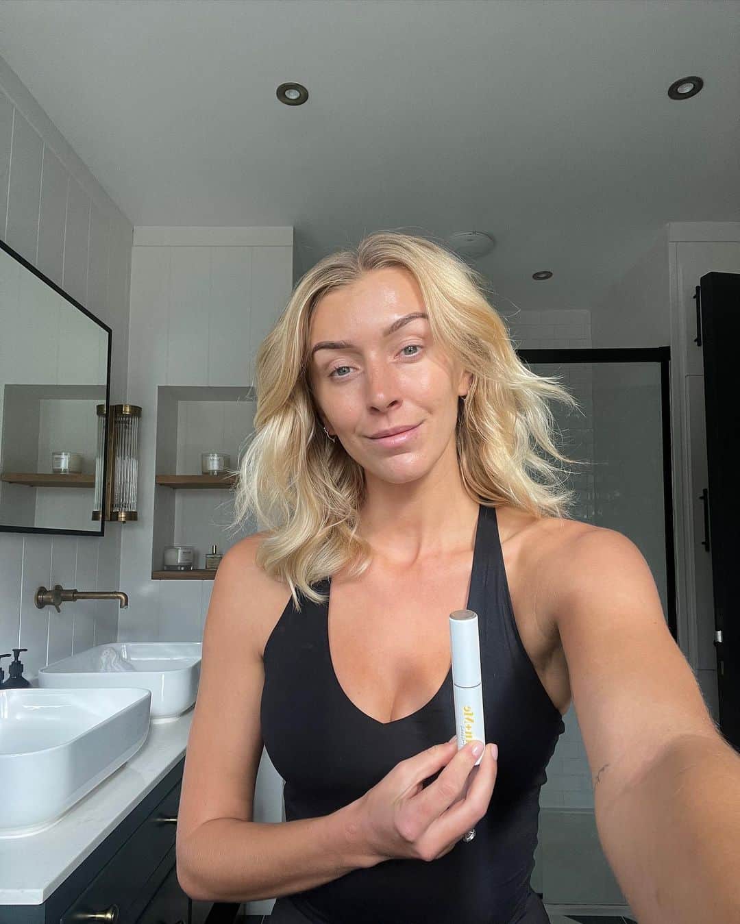 Zanna Van Dijkのインスタグラム：「7 things that are making me happy ✨ ad  1️⃣ The bare faced feeling thanks to @skinandmehq. Nothing is more effective at clearing my skin than the Daily Doser 👌🏼  2️⃣ Sunday roasts at Surrey pubs 🍽️  3️⃣ The autumn light through the trees 🍂  4️⃣ My favourite skincare product, I’ve used it consistently for coming up on 18 months now. I love that it can be tailored to my changing skin goals (right now it’s all about managing my hormonal breakouts!). My code ZANNAVD11 gets your first Daily Doser for £4.99 ✨  5️⃣ Quality time with my parents 🫶🏼  6️⃣ Cold plunging in our tub ❄️  7️⃣ Taking Ant bouldering for the first time 🧗‍♀️」