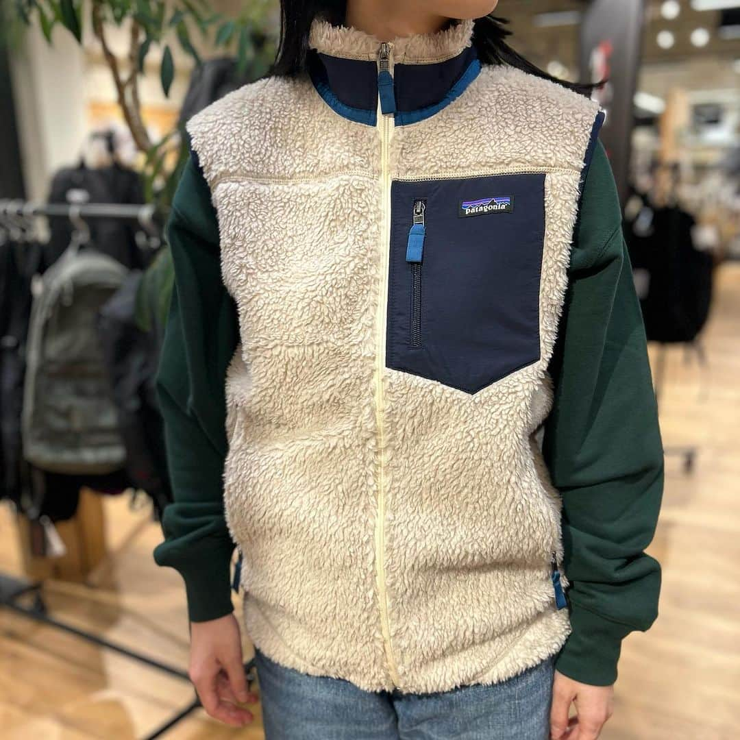 SUNDAY MOUNTAINさんのインスタグラム写真 - (SUNDAY MOUNTAINInstagram)「包み込まれる暖かさのレトロxベスト 入荷しました⛄️  首元やヒップまである 風を防ぎ熱を逃さないフリースは 保温性◎  ベストは動きやすく、着回し力も抜群なので コーディネートの頼りになる一着になること 間違いなしです🙌🏻  ▶︎patagonia クラシックレトロxベスト ¥24,200  #THEGATE #sundaymountain  #サンデーマウンテン #patagonia #パタゴニア #パタゴニアコーデ #レトロxベスト  #クラシックレトロxベスト」11月14日 18時41分 - sundaymountain