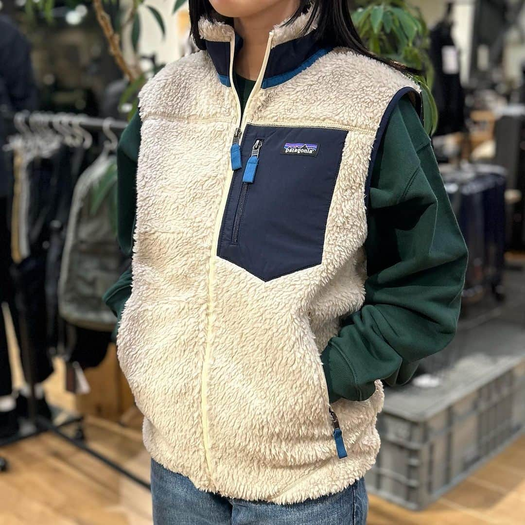 SUNDAY MOUNTAINさんのインスタグラム写真 - (SUNDAY MOUNTAINInstagram)「包み込まれる暖かさのレトロxベスト 入荷しました⛄️  首元やヒップまである 風を防ぎ熱を逃さないフリースは 保温性◎  ベストは動きやすく、着回し力も抜群なので コーディネートの頼りになる一着になること 間違いなしです🙌🏻  ▶︎patagonia クラシックレトロxベスト ¥24,200  #THEGATE #sundaymountain  #サンデーマウンテン #patagonia #パタゴニア #パタゴニアコーデ #レトロxベスト  #クラシックレトロxベスト」11月14日 18時41分 - sundaymountain