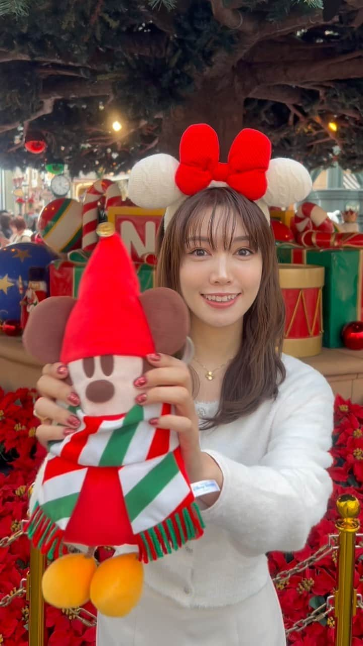 のののインスタグラム：「🎄ディズニークリスマスコーデ🎄 ホワイトコーデに白ニット赤リボンのカチャーシャとリルリンリンのショルダーバッグを❤️ ネイルはキラキラ系の赤💅  📸iPhone13pro  ノーマルカメラ  #ディズニー#ディズニーコーデ#ディズニーランド#ディズニーカチューシャ#ディズニークリスマス#ディズニー#リルリンリン#リルリンリングッズ#グレイル#マーメイドスカート#マーメイドスカートコーデ#シャギーニット#ニット#ニットコーデ#白ニット#ホワイトコーデ#ヴァンクリーフアーペル#アルハンブラ#マーキュリーデュオ#グレイル購入品#クリスマス#disney#tokyodisneyresort#tokyo#grl#mercuryduo」