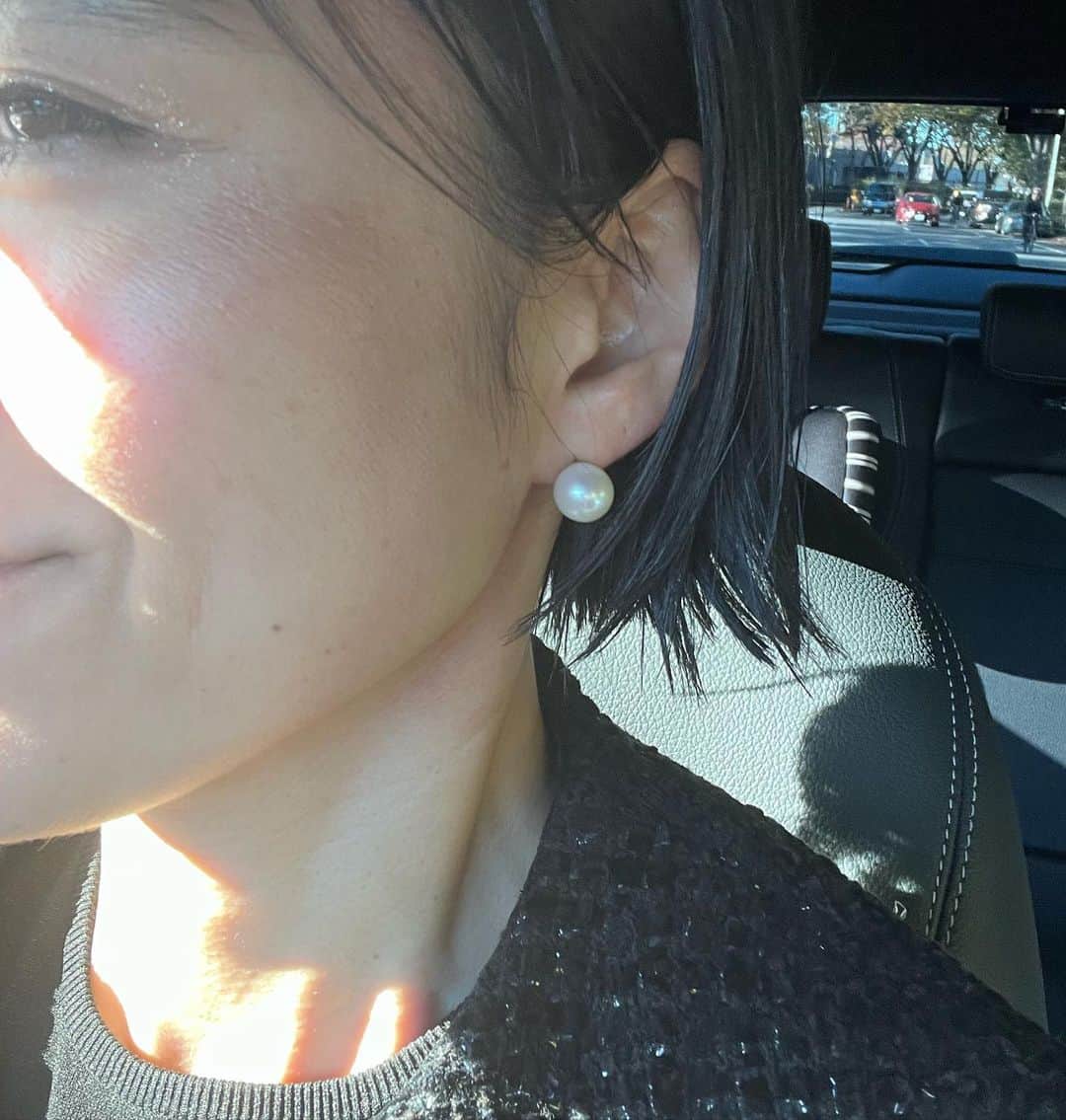 金子綾さんのインスタグラム写真 - (金子綾Instagram)「today's... #ootd  #akcloset   春だったか… 運命的な出合いを果たしたJKをやっと🤭  歳を重ねて良かったなぁと改めて思わせてくれた一枚。 首のシワやら顔のシミやら肌質が デニムとかロゴTの役割をしてくれて CHANEL様のJKがなんともしっくりくるって言う。 (自分なりに気負いせずに) カラダが少したるんだ自分も想像しながら38サイズを☺️ 一緒に歳を重ねて行こう♡」11月14日 18時35分 - ayaaa0707