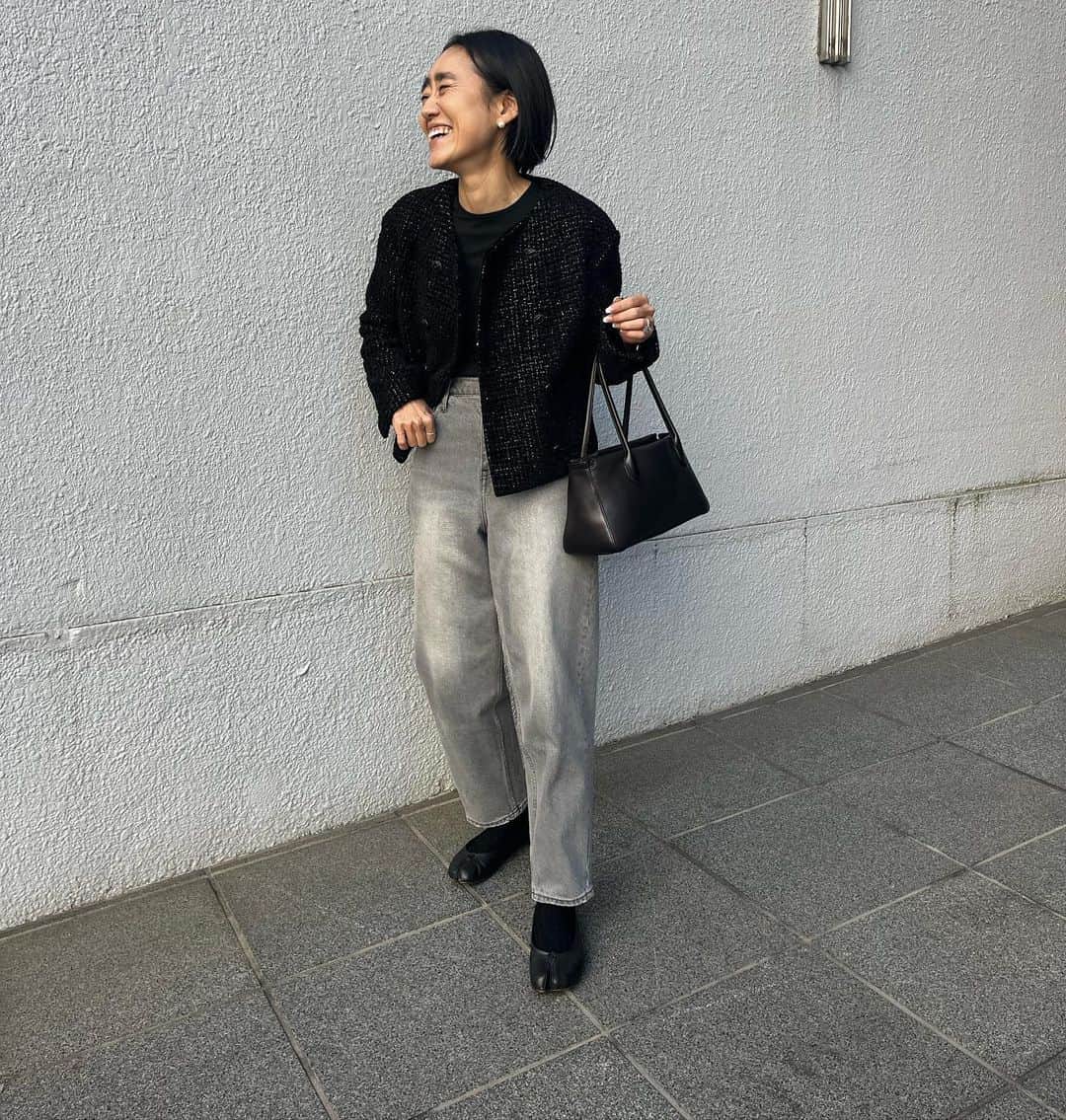 金子綾のインスタグラム：「today's... #ootd  #akcloset   春だったか… 運命的な出合いを果たしたJKをやっと🤭  歳を重ねて良かったなぁと改めて思わせてくれた一枚。 首のシワやら顔のシミやら肌質が デニムとかロゴTの役割をしてくれて CHANEL様のJKがなんともしっくりくるって言う。 (自分なりに気負いせずに) カラダが少したるんだ自分も想像しながら38サイズを☺️ 一緒に歳を重ねて行こう♡」