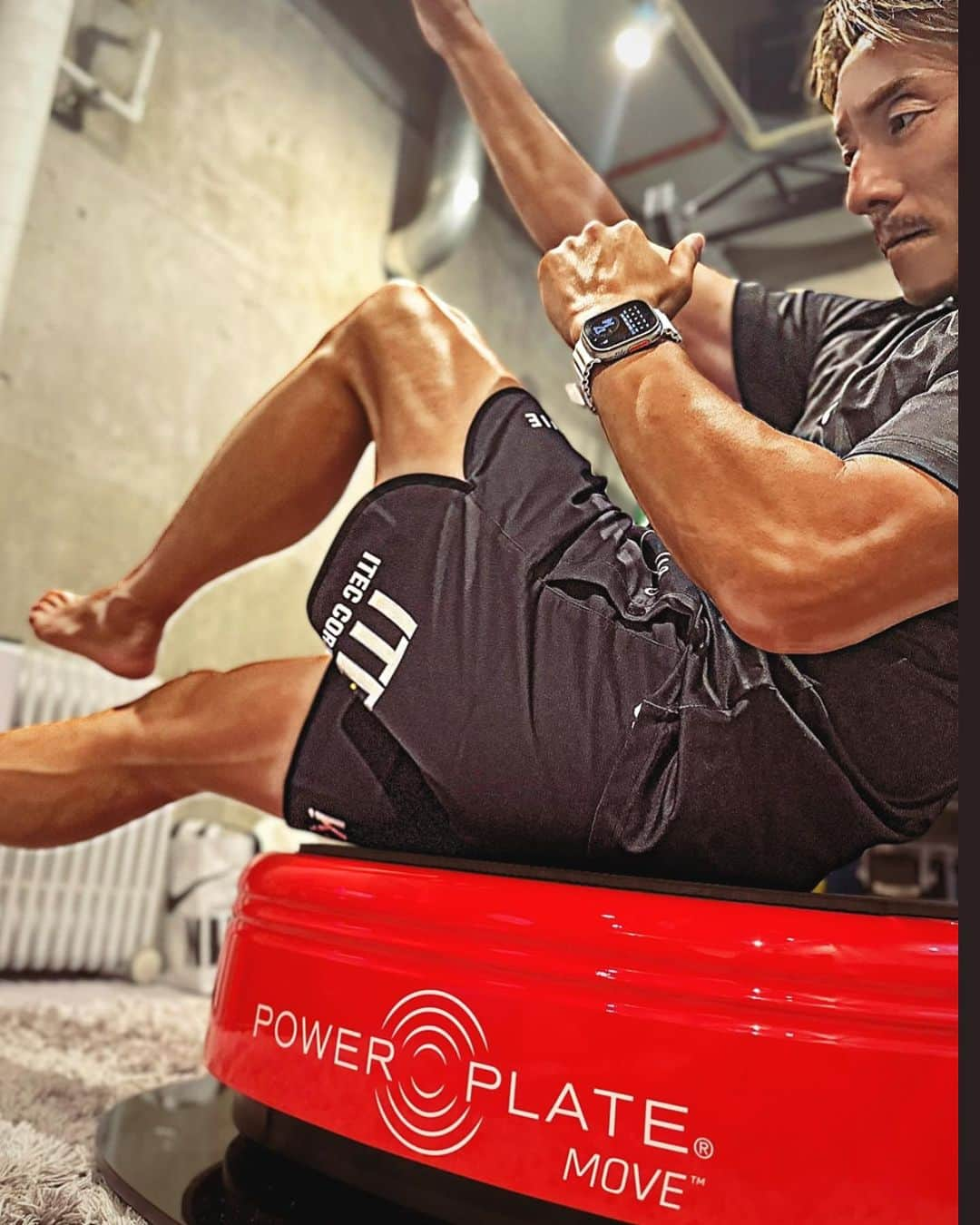 西村晃一のインスタグラム：「Power plate @power_plate_japan   Power plateの上でこの振動を受けた状態でストレッチ&トレーニングすることによって、より効果的に筋肉にアプローチできます！  Power plateパルスは、自分が使った中で1番振動が強く筋肉に押し付けても機械が止まることもなく、セルフケアには最高に使えるアイテムです！  ご興味ある方はDMください。 是非WINDS BLDトレーニングルームで体験できます。 今シーズンもこのPower plateたちに大変お世話になりました。  @power_plate_japan  #powerplate #powerplatetraining  #powerplateworkout  #powerplatestudio  @nishiazabukaze  #windsbld #パワープレート #パワープレートパルス #西村晃一」