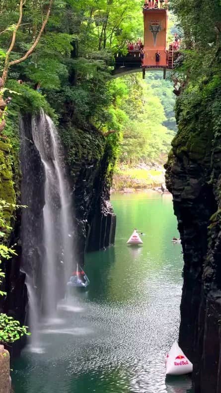 Padgramのインスタグラム：「did you count them all? 👀   Credits to 🎥 @redbullcliffdiving  #pgdaily #pgstar#pgcounty #planetgo#planet #planetearth #amazing #awesome #nature  #cliffdiving #highdiving #japan #redbull」