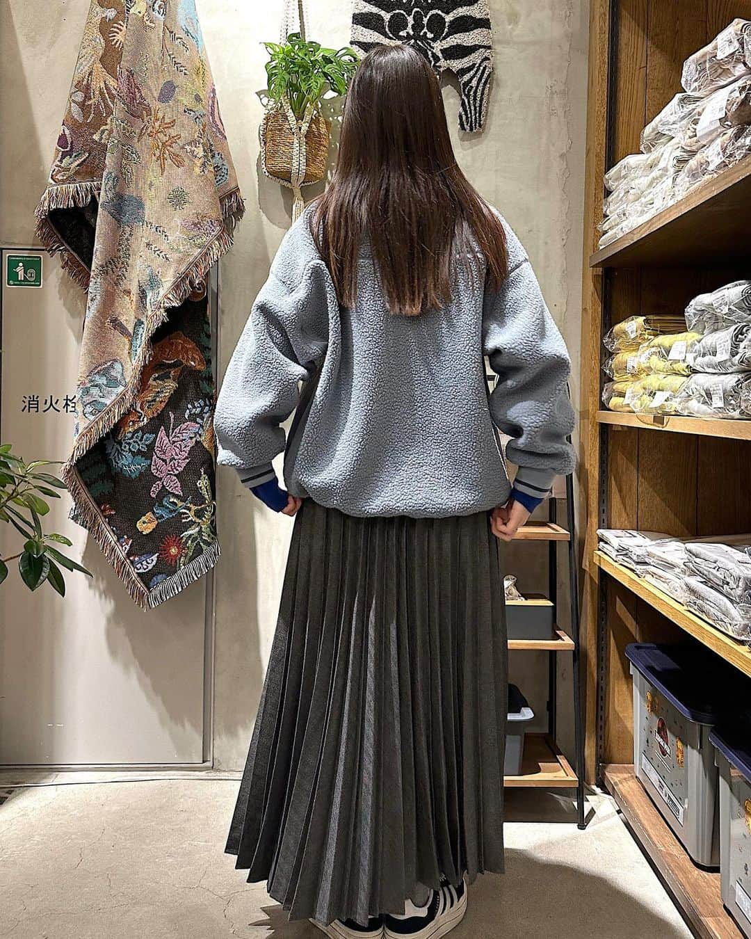 ニコアンドさんのインスタグラム写真 - (ニコアンドInstagram)「【おすすめ新作コーデ🧶】 ⁡ 本格的な冬にも大活躍すること間違えなし！ 新作トップスでカジュアルコーデをご紹介します👏🩷 ⁡ スウェットは、フリルデザインとアニマルプリントがとっても可愛い🐯✨ ⁡ ボアトップスはドロスト仕様になるので、 シルエットをお好みで変えられますよ！ ⁡ アウターを脱いでも目を引くデザインがポイントっ！！🥰 是非、コーディネートの参考にしてください✨ ⁡ 右STAFF:  YUKA( @yukaaa__0602 ) ◾︎ アソートフライトキャップ¥4,400TAXIN ◾︎ クロップドフリルフロッキープルオーバー¥6,600 TAXIN ◾︎ ツイルキルトチェックスカート¥6,600 TAXIN ◾︎ ニューバランス３ＦＭＲ５３０ＥＸ ¥15,400 TAXIN ⁡ 左STAFF：ヘイちゃん（ @emj_80j ） ◾︎ ボアドロストロゴプルオーバー¥5,940 TAXIN ◾︎ ウールブレンドソフトタートル ¥4,400 TAXIN ◾︎ ウールライクプリーツスカート¥6,600TAXIN ⁡ _____________________ 📍 @nikoandtokyo  OPEN 11:00 CLOSE 21:00 _____________________ ⁡ #nikoand #ニコアンド #nikoandtokyo #ニコアンドトーキョー #渋谷 #かわいい #fashion #tokyo #ootd #東京 #低身長コーデ #ニコアンドコーデ #ビックシルエット  #大人カジュアル #カジュアルコーデ #大人カジュアルコーデ #シンプルコーデ #カーディガン #ボアトップス #プリーツスカート #スウェット #秋服コーデ #体型カバーコーデ  #着回しアイテム #着回しコーデ #着痩せコーデ #プリーツスカートコーデ #ウールパンツ #チェックスカート #きれいめカジュアルコーデ」11月14日 18時39分 - nikoandtokyo