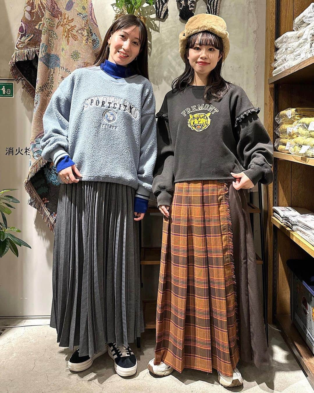 ニコアンドさんのインスタグラム写真 - (ニコアンドInstagram)「【おすすめ新作コーデ🧶】 ⁡ 本格的な冬にも大活躍すること間違えなし！ 新作トップスでカジュアルコーデをご紹介します👏🩷 ⁡ スウェットは、フリルデザインとアニマルプリントがとっても可愛い🐯✨ ⁡ ボアトップスはドロスト仕様になるので、 シルエットをお好みで変えられますよ！ ⁡ アウターを脱いでも目を引くデザインがポイントっ！！🥰 是非、コーディネートの参考にしてください✨ ⁡ 右STAFF:  YUKA( @yukaaa__0602 ) ◾︎ アソートフライトキャップ¥4,400TAXIN ◾︎ クロップドフリルフロッキープルオーバー¥6,600 TAXIN ◾︎ ツイルキルトチェックスカート¥6,600 TAXIN ◾︎ ニューバランス３ＦＭＲ５３０ＥＸ ¥15,400 TAXIN ⁡ 左STAFF：ヘイちゃん（ @emj_80j ） ◾︎ ボアドロストロゴプルオーバー¥5,940 TAXIN ◾︎ ウールブレンドソフトタートル ¥4,400 TAXIN ◾︎ ウールライクプリーツスカート¥6,600TAXIN ⁡ _____________________ 📍 @nikoandtokyo  OPEN 11:00 CLOSE 21:00 _____________________ ⁡ #nikoand #ニコアンド #nikoandtokyo #ニコアンドトーキョー #渋谷 #かわいい #fashion #tokyo #ootd #東京 #低身長コーデ #ニコアンドコーデ #ビックシルエット  #大人カジュアル #カジュアルコーデ #大人カジュアルコーデ #シンプルコーデ #カーディガン #ボアトップス #プリーツスカート #スウェット #秋服コーデ #体型カバーコーデ  #着回しアイテム #着回しコーデ #着痩せコーデ #プリーツスカートコーデ #ウールパンツ #チェックスカート #きれいめカジュアルコーデ」11月14日 18時39分 - nikoandtokyo