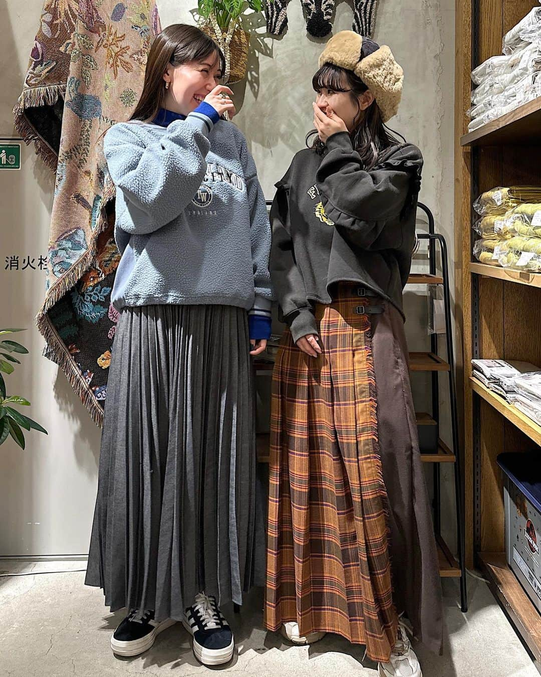 ニコアンドさんのインスタグラム写真 - (ニコアンドInstagram)「【おすすめ新作コーデ🧶】 ⁡ 本格的な冬にも大活躍すること間違えなし！ 新作トップスでカジュアルコーデをご紹介します👏🩷 ⁡ スウェットは、フリルデザインとアニマルプリントがとっても可愛い🐯✨ ⁡ ボアトップスはドロスト仕様になるので、 シルエットをお好みで変えられますよ！ ⁡ アウターを脱いでも目を引くデザインがポイントっ！！🥰 是非、コーディネートの参考にしてください✨ ⁡ 右STAFF:  YUKA( @yukaaa__0602 ) ◾︎ アソートフライトキャップ¥4,400TAXIN ◾︎ クロップドフリルフロッキープルオーバー¥6,600 TAXIN ◾︎ ツイルキルトチェックスカート¥6,600 TAXIN ◾︎ ニューバランス３ＦＭＲ５３０ＥＸ ¥15,400 TAXIN ⁡ 左STAFF：ヘイちゃん（ @emj_80j ） ◾︎ ボアドロストロゴプルオーバー¥5,940 TAXIN ◾︎ ウールブレンドソフトタートル ¥4,400 TAXIN ◾︎ ウールライクプリーツスカート¥6,600TAXIN ⁡ _____________________ 📍 @nikoandtokyo  OPEN 11:00 CLOSE 21:00 _____________________ ⁡ #nikoand #ニコアンド #nikoandtokyo #ニコアンドトーキョー #渋谷 #かわいい #fashion #tokyo #ootd #東京 #低身長コーデ #ニコアンドコーデ #ビックシルエット  #大人カジュアル #カジュアルコーデ #大人カジュアルコーデ #シンプルコーデ #カーディガン #ボアトップス #プリーツスカート #スウェット #秋服コーデ #体型カバーコーデ  #着回しアイテム #着回しコーデ #着痩せコーデ #プリーツスカートコーデ #ウールパンツ #チェックスカート #きれいめカジュアルコーデ」11月14日 18時39分 - nikoandtokyo