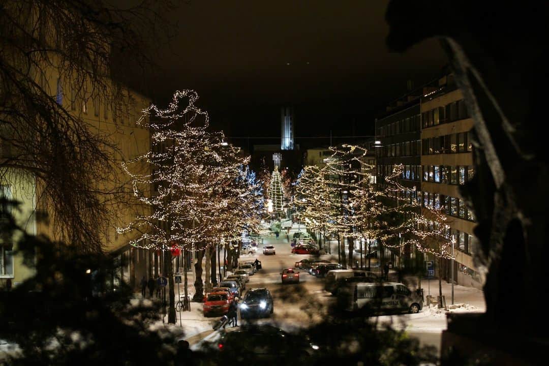 フィンランド政府観光局さんのインスタグラム写真 - (フィンランド政府観光局Instagram)「【フィンランドのクリスマス情報】 こぢんまりした街で心あたたまるクリスマスシーズン。スキージャンプの会場としても有名なラハティのクリスマスシーズンもまもなく始まります。 ラハティの街の中心にある広場で開催されるクリスマスシーズンのオープンイングイベント は11月18日 。楽しい音楽いっぱいのイベントにサンタさんもやってきます。 カフェやレストランもクリスマス気分いっぱいになります。クリスマスと一緒にアルヴァ・アアルト設計の教会に行ってみるのもよいですね。  📸 @visitlahti_official]  Kiitos! 🙏 #visitfinland #ourfinland #visitfinlandjp #finland #北欧旅行 #travelgram #フィンランド #フィンランド政府観光局 #北欧 #travel #instatravel #travel #travelgram #travelling #traveler #旅したくなるフォト #旅行 #旅 #海外旅行 #travelphotography #旅行大好き #旅行好き #旅スタグラム #旅好き #ヨーロッパ旅行 #旅に出たい #トラベル #クリスマスマーケット #visitlahti ＃クリスマス」11月14日 18時39分 - visitfinlandjapan