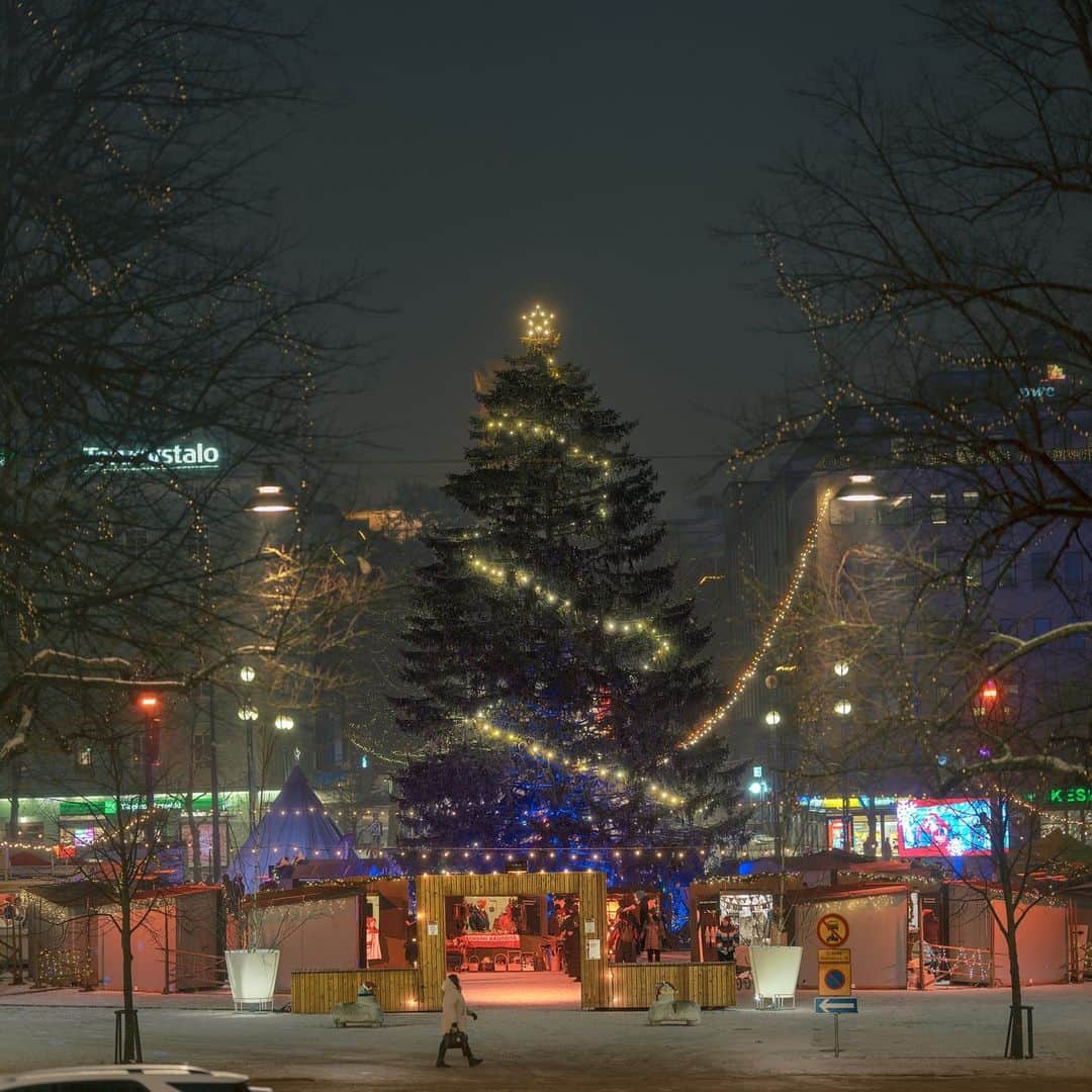 フィンランド政府観光局さんのインスタグラム写真 - (フィンランド政府観光局Instagram)「【フィンランドのクリスマス情報】 こぢんまりした街で心あたたまるクリスマスシーズン。スキージャンプの会場としても有名なラハティのクリスマスシーズンもまもなく始まります。 ラハティの街の中心にある広場で開催されるクリスマスシーズンのオープンイングイベント は11月18日 。楽しい音楽いっぱいのイベントにサンタさんもやってきます。 カフェやレストランもクリスマス気分いっぱいになります。クリスマスと一緒にアルヴァ・アアルト設計の教会に行ってみるのもよいですね。  📸 @visitlahti_official]  Kiitos! 🙏 #visitfinland #ourfinland #visitfinlandjp #finland #北欧旅行 #travelgram #フィンランド #フィンランド政府観光局 #北欧 #travel #instatravel #travel #travelgram #travelling #traveler #旅したくなるフォト #旅行 #旅 #海外旅行 #travelphotography #旅行大好き #旅行好き #旅スタグラム #旅好き #ヨーロッパ旅行 #旅に出たい #トラベル #クリスマスマーケット #visitlahti ＃クリスマス」11月14日 18時39分 - visitfinlandjapan