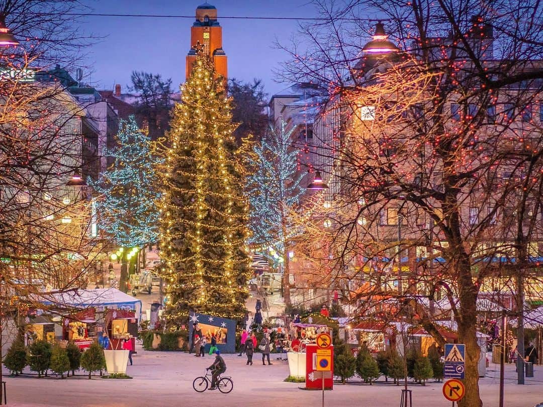 フィンランド政府観光局のインスタグラム：「【フィンランドのクリスマス情報】 こぢんまりした街で心あたたまるクリスマスシーズン。スキージャンプの会場としても有名なラハティのクリスマスシーズンもまもなく始まります。 ラハティの街の中心にある広場で開催されるクリスマスシーズンのオープンイングイベント は11月18日 。楽しい音楽いっぱいのイベントにサンタさんもやってきます。 カフェやレストランもクリスマス気分いっぱいになります。クリスマスと一緒にアルヴァ・アアルト設計の教会に行ってみるのもよいですね。  📸 @visitlahti_official]  Kiitos! 🙏 #visitfinland #ourfinland #visitfinlandjp #finland #北欧旅行 #travelgram #フィンランド #フィンランド政府観光局 #北欧 #travel #instatravel #travel #travelgram #travelling #traveler #旅したくなるフォト #旅行 #旅 #海外旅行 #travelphotography #旅行大好き #旅行好き #旅スタグラム #旅好き #ヨーロッパ旅行 #旅に出たい #トラベル #クリスマスマーケット #visitlahti ＃クリスマス」