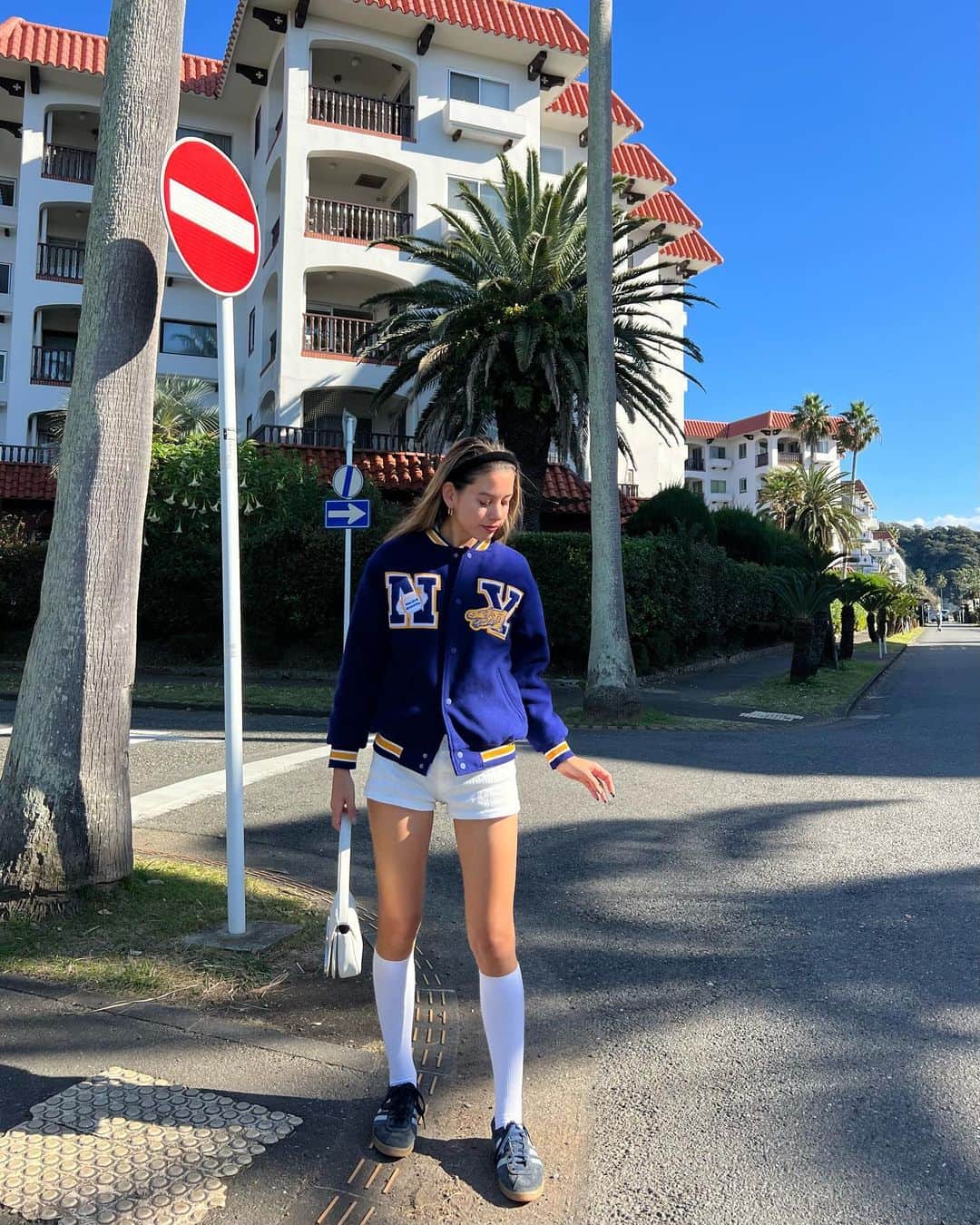 Rika Vanessaのインスタグラム：「家を出る5分前で思いついたコーデが すごい気分にぴったりで嬉しかった☺️💕  定期的に観返してる映画キューティブロンドを 見たばかりだからか、 日プオーディションを観るのにハマってるからか😂  今日は海も富士山も綺麗だったなあ〜☺️」