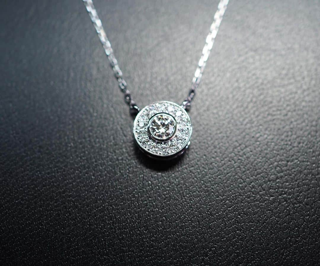 常岡康弘さんのインスタグラム写真 - (常岡康弘Instagram)「Pt900 / Diamond necklace  プラチナで製作したダイヤモンドネックレス。 中心ダイヤモンドは約0.2ct その周りをメレーダイヤで囲みより豪華にして完成💎  #tsuneokajewelry#ダイヤモンド#ネックレス#オーダーメイド#ジュエリー#fukuoka」11月14日 18時49分 - tsuneokajewelry