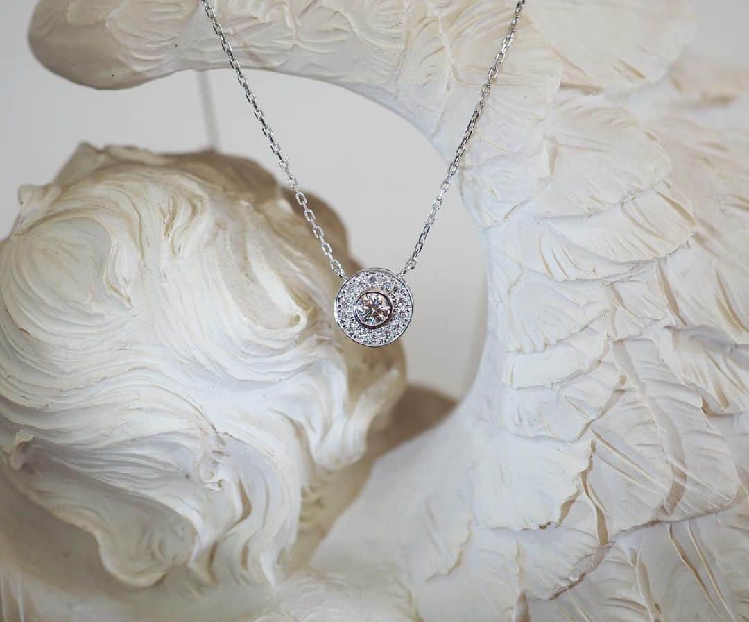 常岡康弘のインスタグラム：「Pt900 / Diamond necklace  プラチナで製作したダイヤモンドネックレス。 中心ダイヤモンドは約0.2ct その周りをメレーダイヤで囲みより豪華にして完成💎  #tsuneokajewelry#ダイヤモンド#ネックレス#オーダーメイド#ジュエリー#fukuoka」