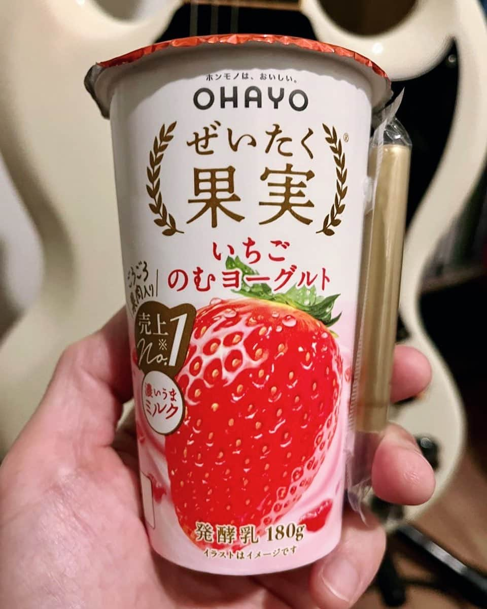 氏原ワタルのインスタグラム：「二日酔いには糖分 いちご牛乳🥛🍓 …じゃねえ！  https://www.doesdoesdoes.com/」