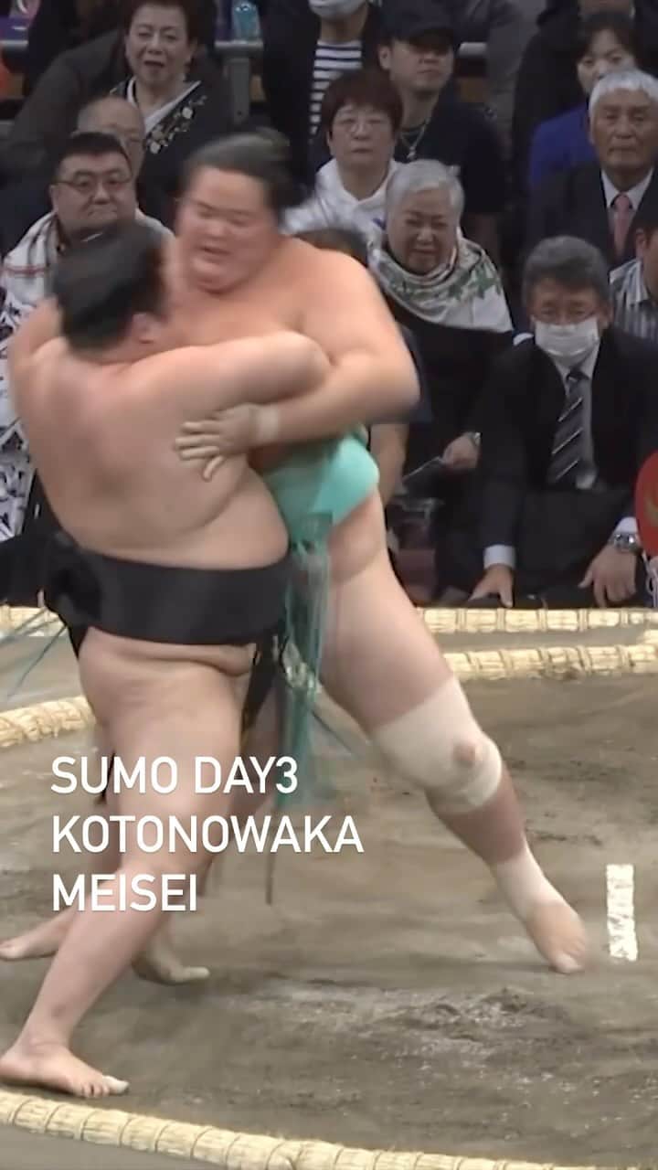 日本相撲協会のインスタグラム：「大相撲九州場所　3日目 琴ノ若-明生  #sumo DAY3 Kotonowaka Meisei  幕内では13年9ヶ月ぶりに、決まり手「大逆手」が出ました。 大逆手とは、大きく肩越しに相手の上手を取り、体を反らさずに、掴んだ腕の方向に投げて勝つ。  @sumokyokai #相撲 #九州場所 #九州 #福岡 #お相撲さん #イベント #japan #japanculture #琴ノ若 #明生 #KOTONOWAKA #MEISEI」