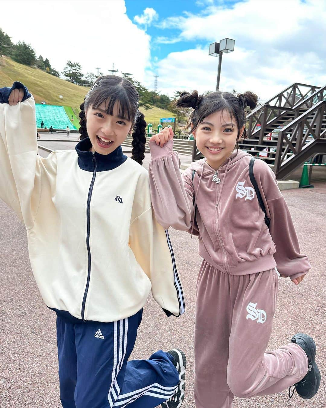 豊川亜咲さんのインスタグラム写真 - (豊川亜咲Instagram)「🩵‎🤍 . 2人バージョン٩( ᐛ )( ᐖ )۶💕  実はこの2人が集まると高確率で☔️☔️☔️🍬☔️  山頂にある水上アスレチックしにきたけど⛰️ パークに入ってすぐ雲行きが怪しくなりザーザーの雨☔️😱 この日の降水確率は0%‼️なんでなん😱残念すぎる🙀 リベンジは冬越してからかなー😿🌸  今から楽しむぞ❣️の写真だけは撮れました🤣  #水上アスレチック　 #入場してすぐ雨 #降水確率0パーセント #雨女#雨コンビ」11月14日 18時43分 - a_chan_1o3o