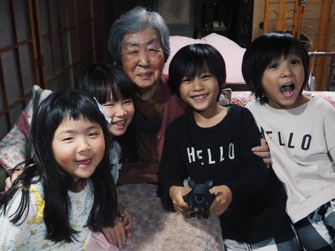 ayakoのインスタグラム：「数日前に 祖母が96年の長い人生を終え旅立っていきました  母、おば、おじ、義姉、姪っ子2人の見守る中 眠るように…  6月に 足が少し悪くなり入院し、面会禁止で会えなかった為に、祖母も孤独ながら家に帰りたい一心で、 リハビリまで頑張っていた… そんな 矢先院内感染でコロナに罹りそこから食べれなくなり 一気に弱って行き、母とおばが9月に入院して以来初めて 祖母に会うことが出来、その姿と、家に帰りたいと訴えるのを見て、家に連れて帰って最期は家で看取ると決めて、連れて帰ってきました  そこから47日間の自宅での生活でした  母、おば、東京から数年ぶりに帰ってきたおじ 3人がそばにて献身的な介護 何十年ぶりに親子水入らずで過ごしたね  帰ってきてから想像以上に頑張って生きてくれたのは 子ども達3人と一緒にいれる時間が幸せだったんだと 思う。あと少しあと少し一緒にいたいという 気持ちがそのエネルギーだったんだと思うなぁ そして近くで兄家族が祖母のことを本当だいじにしてくれて、義姉の気遣う姿は見習うことばかりでした 私は都合よく帰ってくる孫でしたが 本当に無償の愛を惜しみなく注いでくれました  私は近くに育った孫で 授業参観にも来てくれたし、運動会で祖母が作る巻き寿司本当に綺麗。手先が器用で、細かい作業が得意、祖母が作ったものを身につけているとその細かさに、見せて？といろんな人に言われて自慢でした。中学に入って祖母が作った浴衣を着てると、苦手な先輩にその浴衣どこで買った？と聞かれたり(心の中でガッツポーズ)すみません、祖母の手作りで売ってません！(ばぁちゃんありがとう。なんか嬉しい)とか思ったり。祖母にパッチワークを習ったり、一緒に料理したり、私が料理やミシンが好きなのは、祖母との時間から生まれたものだったのかと改めて気付いた 祖母は数学の先生で頭も良くて…なぜかそれは私には遺伝されず…なんで笑  本当思いで語ればキリがないけど…  最期に私も2度会いに行き、息子達のことも認識し 制服姿を見せることが出来、一緒の時間を過ごせたので気持ちの整理をすることができたので 本当祖母には感謝してる  最後のエネルギーを使い 毎日来てくれる看護師さんに手を合わせ 感謝をあらわす祖母でした  葬儀はたくさんの人が来てくれて96歳の葬儀とは思えないくらい華やかな送り出しでした 38歳の時に夫に先立たれ、58年ぶりの再会を果たすだろうと棺には爺ちゃんが好きな焼酎を入れてお土産持っていきました😊祖母の大好きなチョコレートも入れてあげて 姪っ子達がメイクした綺麗な顔で旅立ちました😊  息子達も大きいおばあちゃんの別れに感じることもあったでしょう 祖母と過ごした時間を胸に大事にして過ごそ♡ 幸せをありがとう♡」