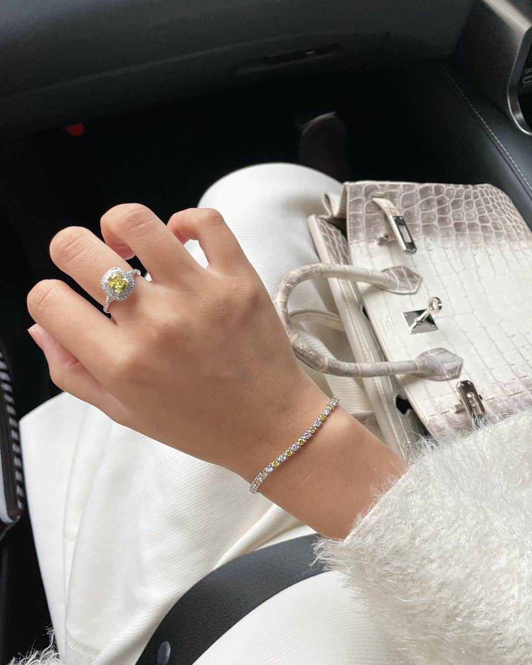 田中麻衣のインスタグラム：「Yellow Diamond💎💛  リング・ブレスともに　@tiffanyandco 💛」