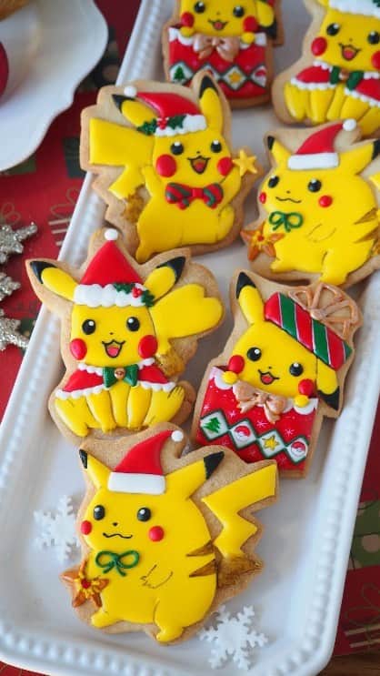 上岡麻美のインスタグラム：「ピカチュウのアイシングクッキー🎄 いただきもののお礼に作ったクリスマスアレンジしたピカチュウのアイシングクッキー♥️  喜んでもらえました😊✨✨  #アイシングクッキー#ピカチュウ#ポケモン#クリスマス#クッキー#お菓子作り#お菓子#icingcookies #christmastree #christmas #cookies#sweets#pikachu #pokemon#art」