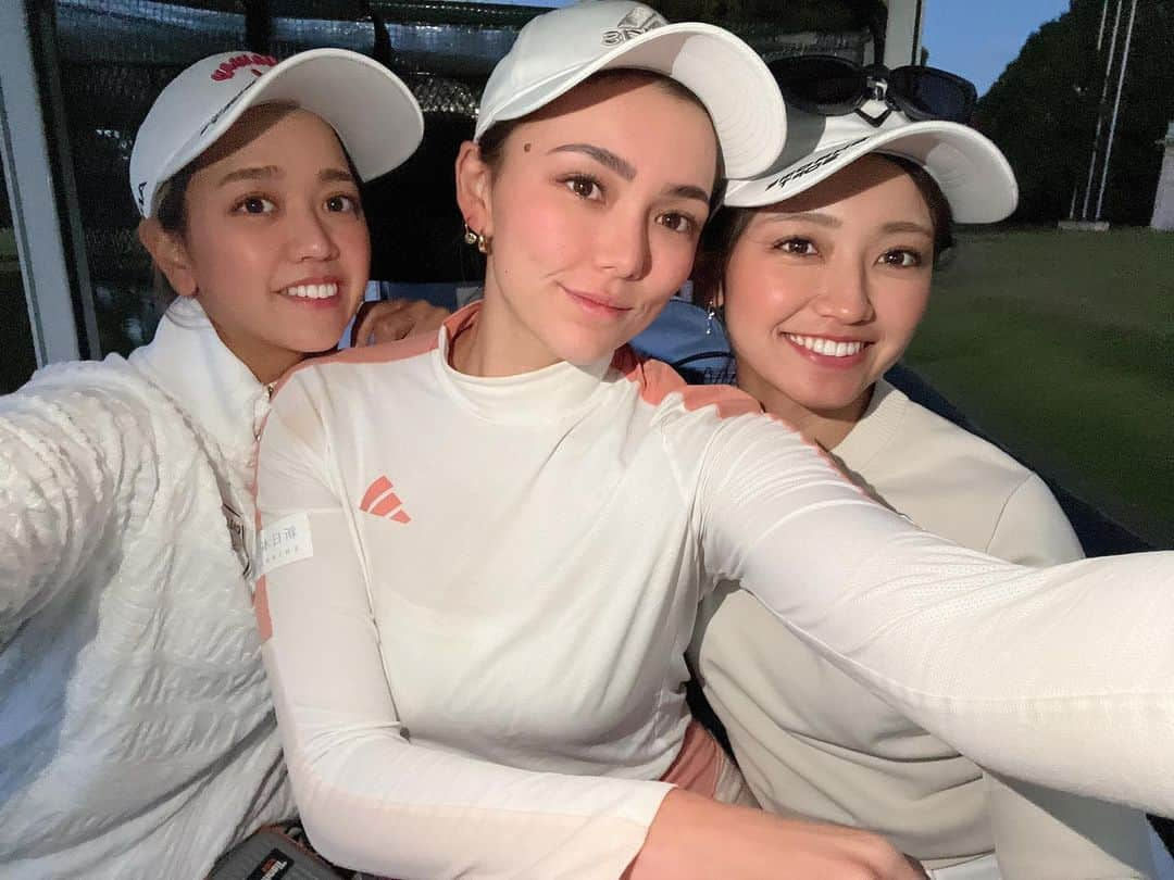 MINAMIのインスタグラム：「プライベートゴルフ⛳️ 2人ともありがと🩷  最近寒いし暗くなるのが本当に早くなった😢 寂しくなるなぁ❄️ .  #ゴルフ #ゴルフ女子 #ゴルフ男子 #スポーツ女子 # #golf #golfing #golfer #golfwear #ゴルフウェア #ゴルフコーデ #YouTube #골프 #골프여자 #高尔夫  #instagolf #ゴルフ好きな人と繋がりたい」