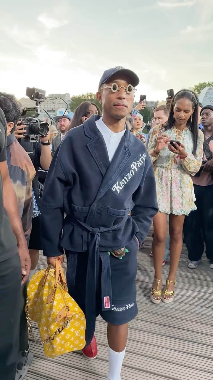 Vogue Runwayのインスタグラム：「@Pharrell Williams’s million-dollar Speedy bag is dropping soon, but you don’t need to be a @LouisVuitton VVIC to get in on the action. If you want to go the vintage route, the classic monogram Speedy can be found for a couple of hundred bucks on vintage sites, while limited edition collaborations with artists like Takashi Murakami start in the low thousands. The Speedy has been a street style stalwart for a number of years now; tap the link in bio for our favorite pics. Video by @styledumonde」