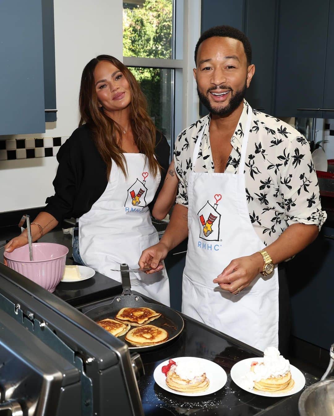 Just Jaredさんのインスタグラム写真 - (Just JaredInstagram)「Chrissy Teigen and John Legend brought their kids Luna and Miles to a day of giving back with the Ronald McDonald House Charities over the weekend and we have lots of photos! #ChrissyTeigen #JohnLegend Photos: Jerritt Clark for Getty Images」11月15日 5時43分 - justjared