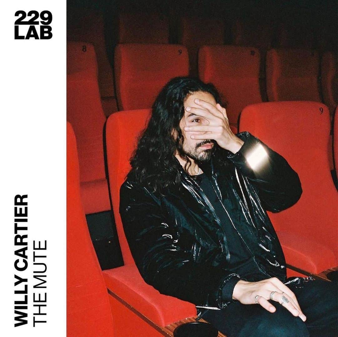 ウィリー・カルティエのインスタグラム：「@willycartier is about to unveil his artistic world at @229.lab for his very first solo show « THE MUTE » Opening: November 22, 18:00 - 21:00 Exhibition: November 23 - 30, 11:00 - 18:00 Free RSVP (mandatory)* - link in @229.lab bio *Access information will be shared only following the RSVP request. Willy Cartier’s desire to invite the world into his creative realm has culminated in the realization of an immersive exhibition, THE MUTE, where painting and photography blend into a rich tapestry of self-expression. Cartier openly reveals his artistic journey, allowing the audience to explore the depths of his talent. His artistic journey is an invitation to delve into the intricacies of his world, an intimate connection with a versatile artist unafraid to embrace the unknown. Join us in celebrating this extraordinary exploration of creativity at his upcoming art show at 229 LAB. With the kind support of @qstnmrk__  Powered by @aerastudi0  PR @cedricglnsk」