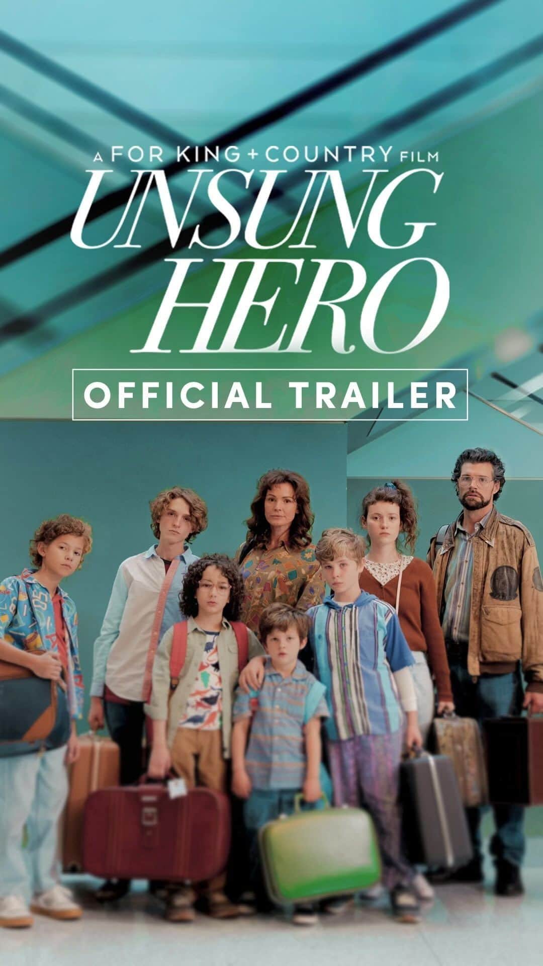 キャンディス・キャメロン・ブレのインスタグラム：「I present to you the official trailer for UNSUNG HERO! When my friends @forkingandcountry shared their remarkable true story with me, I knew I had to be a part of telling it. It is with great excitement that I share @candyrock.entertainment ’s first feature film we had the privilege of co-producing.👨‍👩‍👧‍👦 Experience a true story of family, miracles, and music, exclusively in theaters beginning April 26th! Moms really are the unsung heros of our lives ❤️」